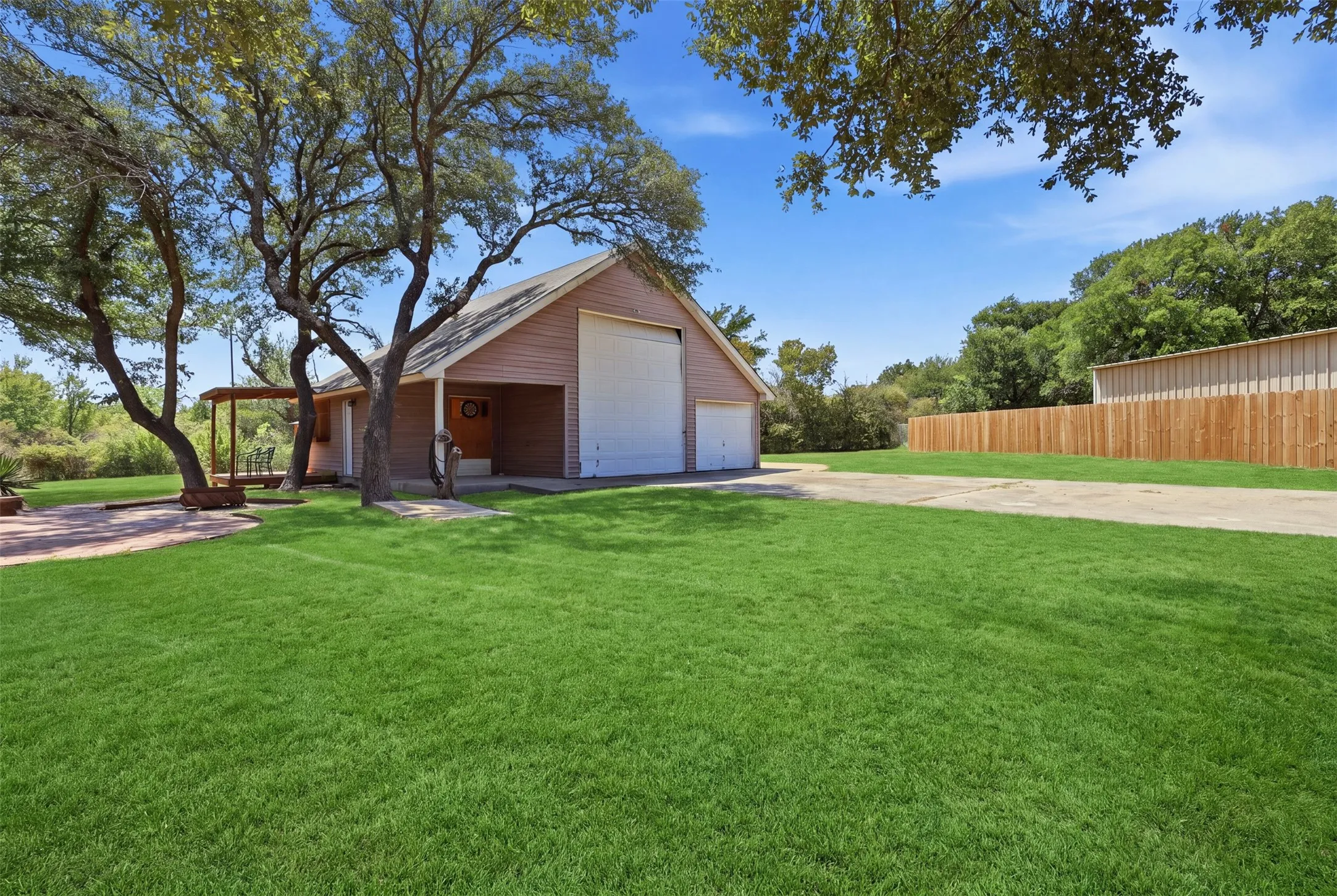 Single Family Residence For Sale in Tarrant County , 128 Oakwood Court, Lakeside, Texas 76135, 3 Bedroom, 3 Bathroom, 4 Garage spaces, 2,459 Sqft, built in 1997, mls#21364688, Real Estate Agent in Lakeside, Homes For Sale in Tarrant county, Homes For Sale in Lakeside, Realtor in Lakeside Texas, Real Estate Brokerage Independent Realty Texas, Luminita Cordes Realtor