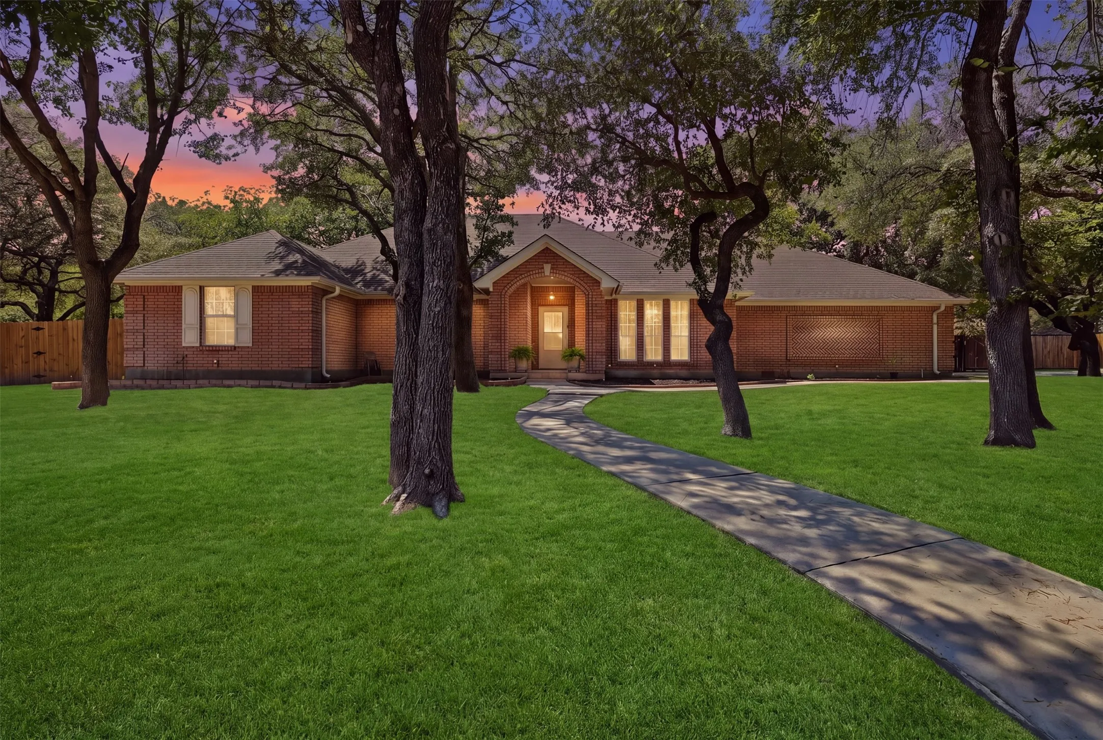 Single Family Residence For Sale in Tarrant County , 128 Oakwood Court, Lakeside, Texas 76135, 3 Bedroom, 3 Bathroom, 4 Garage spaces, 2,459 Sqft, built in 1997, mls#21364688, Real Estate Agent in Lakeside, Homes For Sale in Tarrant county, Homes For Sale in Lakeside, Realtor in Lakeside Texas, Real Estate Brokerage Independent Realty Texas, Luminita Cordes Realtor
