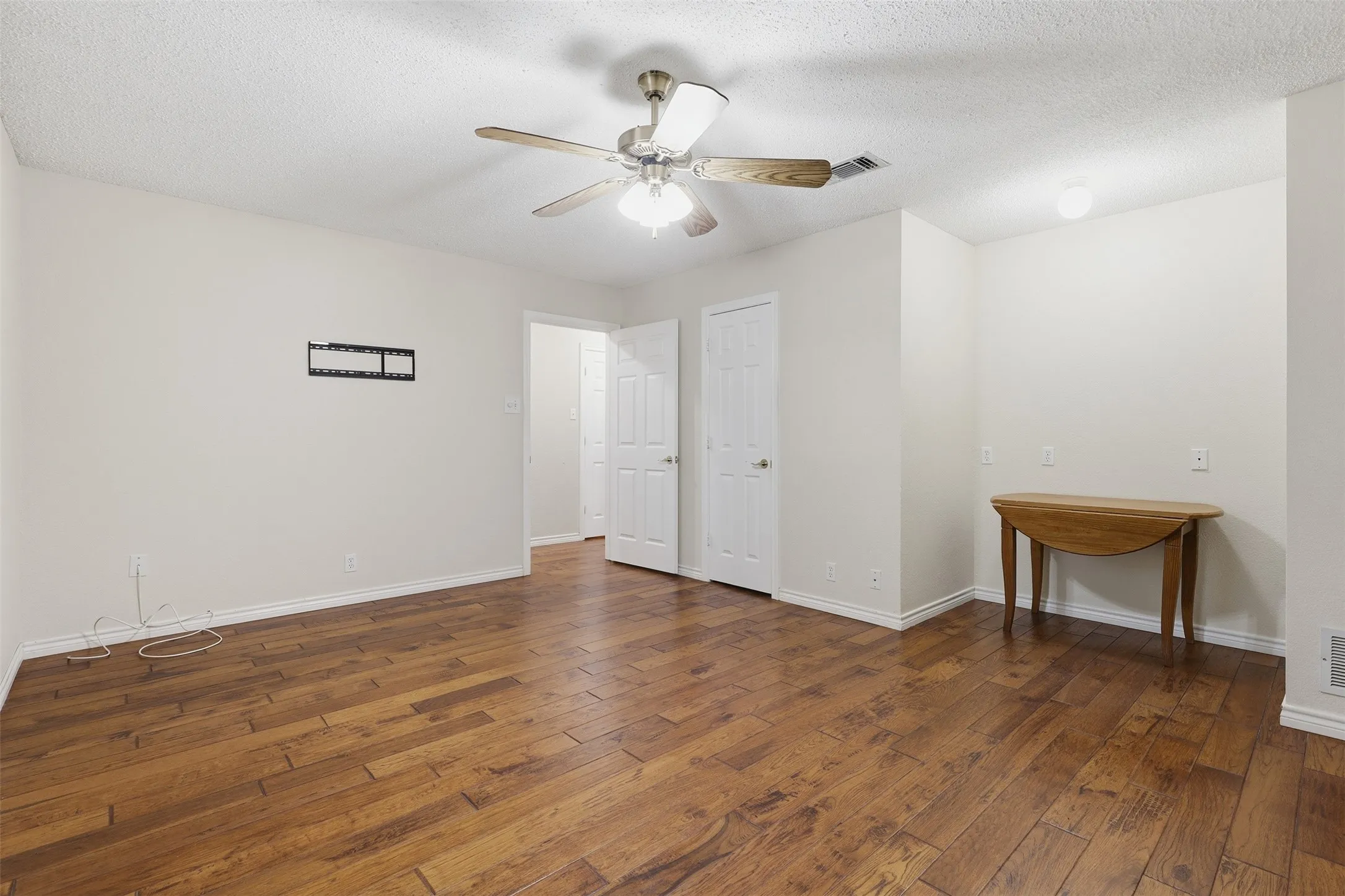 Single Family Residence For Sale in Tarrant County , 128 Oakwood Court, Lakeside, Texas 76135, 3 Bedroom, 3 Bathroom, 4 Garage spaces, 2,459 Sqft, built in 1997, mls#21364688, Real Estate Agent in Lakeside, Homes For Sale in Tarrant county, Homes For Sale in Lakeside, Realtor in Lakeside Texas, Real Estate Brokerage Independent Realty Texas, Luminita Cordes Realtor