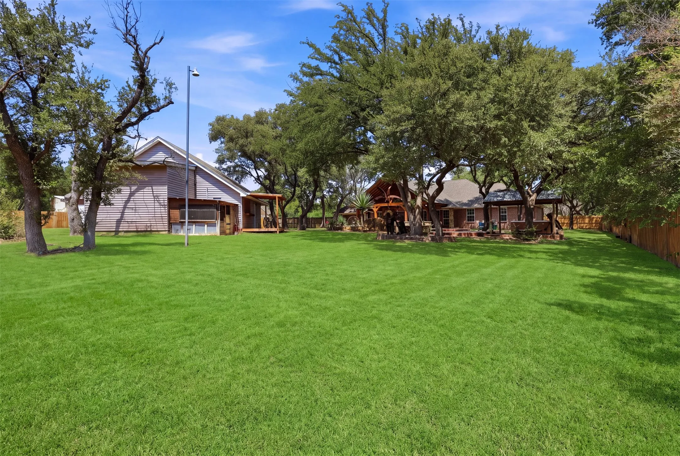 Single Family Residence For Sale in Tarrant County , 128 Oakwood Court, Lakeside, Texas 76135, 3 Bedroom, 3 Bathroom, 4 Garage spaces, 2,459 Sqft, built in 1997, mls#21364688, Real Estate Agent in Lakeside, Homes For Sale in Tarrant county, Homes For Sale in Lakeside, Realtor in Lakeside Texas, Real Estate Brokerage Independent Realty Texas, Luminita Cordes Realtor