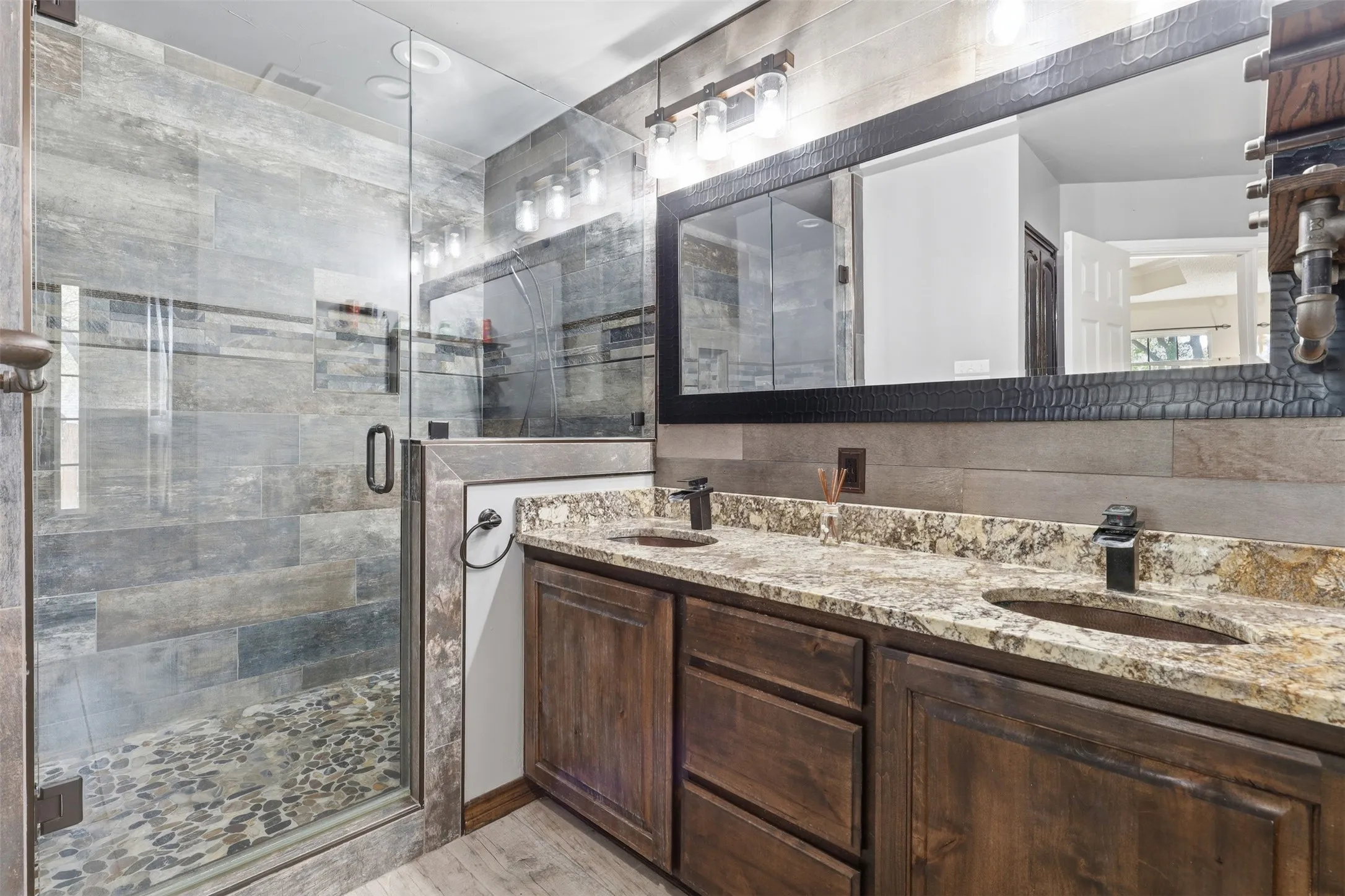 Single Family Residence For Sale in Tarrant County , 128 Oakwood Court, Lakeside, Texas 76135, 3 Bedroom, 3 Bathroom, 4 Garage spaces, 2,459 Sqft, built in 1997, mls#21364688, Real Estate Agent in Lakeside, Homes For Sale in Tarrant county, Homes For Sale in Lakeside, Realtor in Lakeside Texas, Real Estate Brokerage Independent Realty Texas, Luminita Cordes Realtor