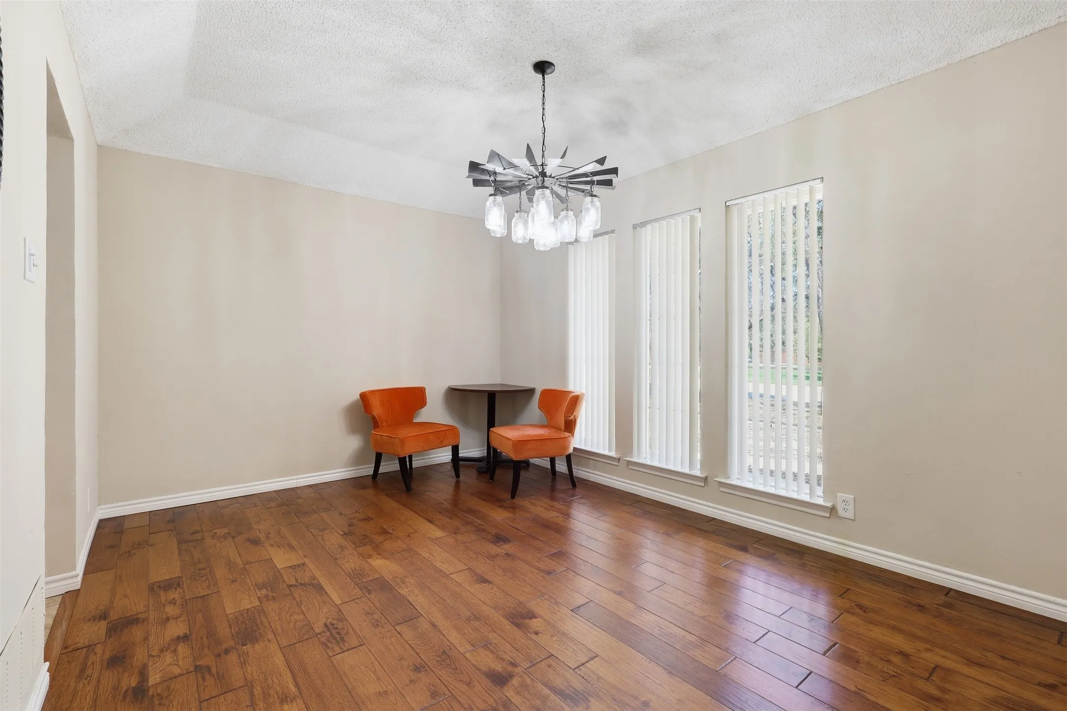 Single Family Residence For Sale in Tarrant County , 128 Oakwood Court, Lakeside, Texas 76135, 3 Bedroom, 3 Bathroom, 4 Garage spaces, 2,459 Sqft, built in 1997, mls#21364688, Real Estate Agent in Lakeside, Homes For Sale in Tarrant county, Homes For Sale in Lakeside, Realtor in Lakeside Texas, Real Estate Brokerage Independent Realty Texas, Luminita Cordes Realtor