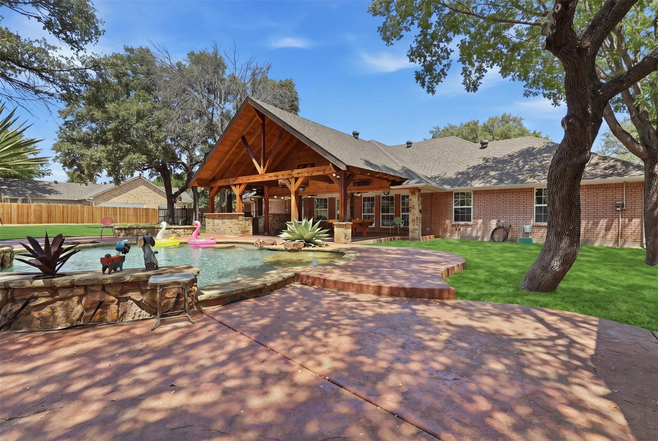 Single Family Residence For Sale in Tarrant County , 128 Oakwood Court, Lakeside, Texas 76135, 3 Bedroom, 3 Bathroom, 4 Garage spaces, 2,459 Sqft, built in 1997, mls#21364688, Real Estate Agent in Lakeside, Homes For Sale in Tarrant county, Homes For Sale in Lakeside, Realtor in Lakeside Texas, Real Estate Brokerage Independent Realty Texas, Luminita Cordes Realtor