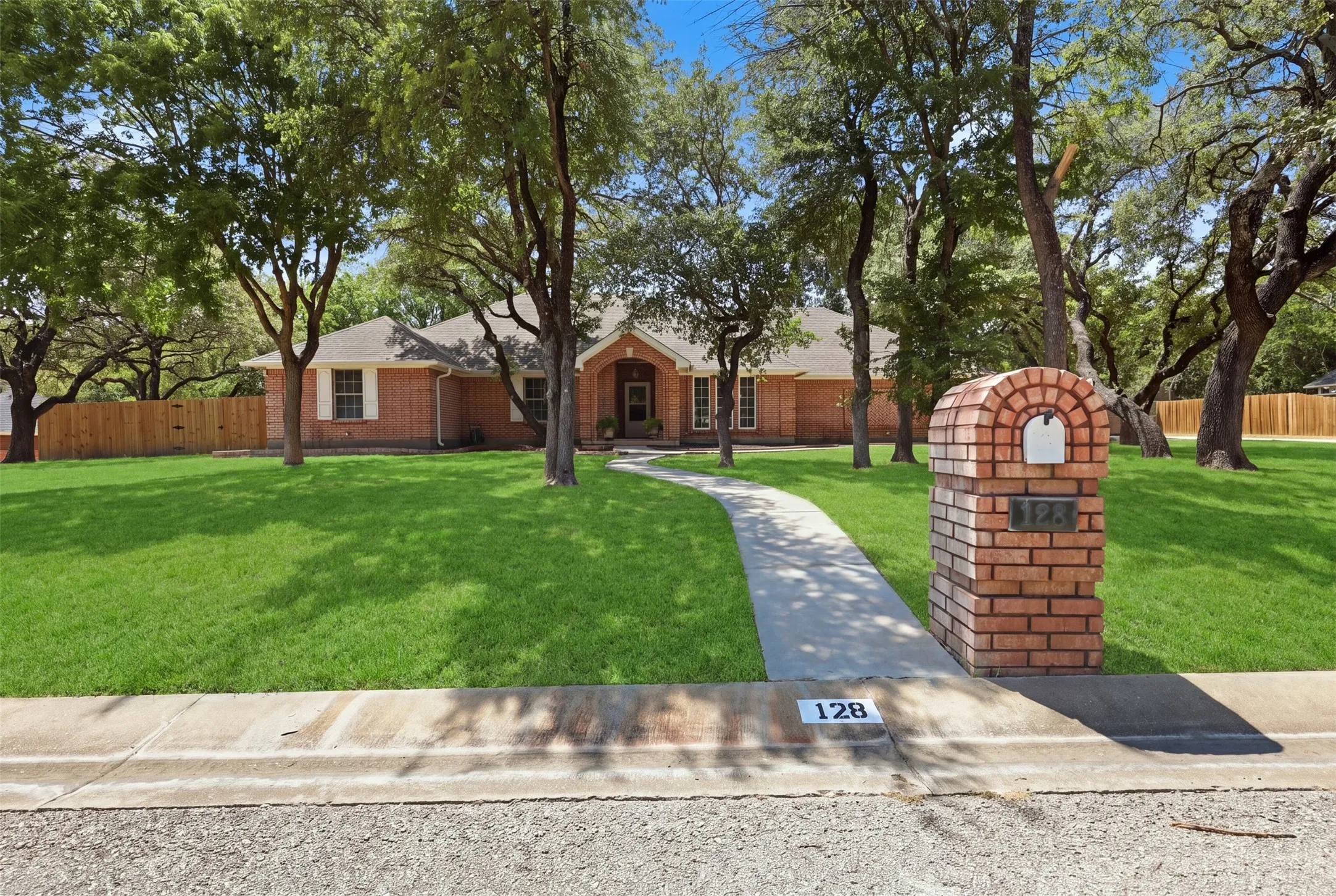 Single Family Residence For Sale in Tarrant County , 128 Oakwood Court, Lakeside, Texas 76135, 3 Bedroom, 3 Bathroom, 4 Garage spaces, 2,459 Sqft, built in 1997, mls#21364688, Real Estate Agent in Lakeside, Homes For Sale in Tarrant county, Homes For Sale in Lakeside, Realtor in Lakeside Texas, Real Estate Brokerage Independent Realty Texas, Luminita Cordes Realtor