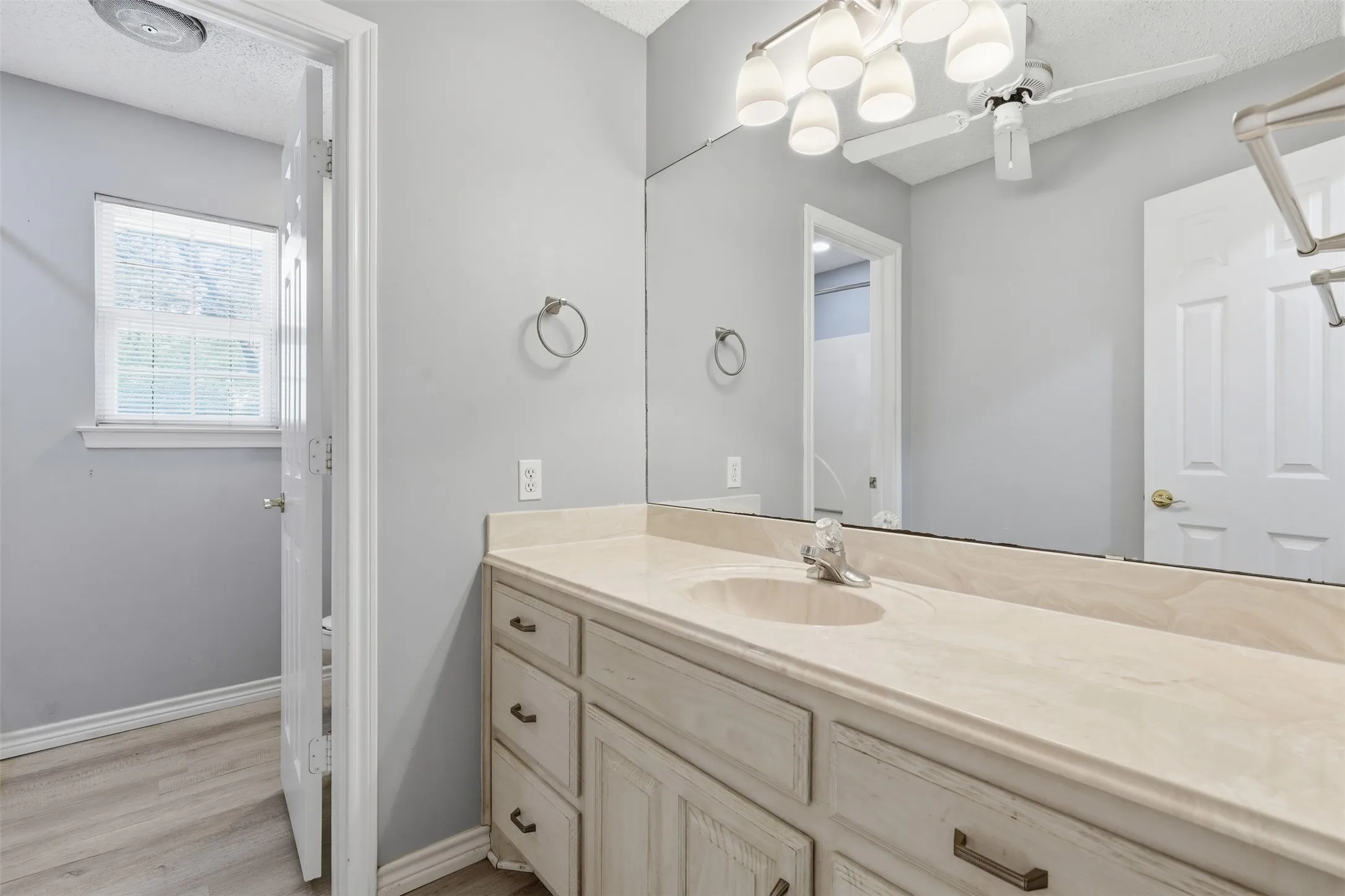 Single Family Residence For Sale in Tarrant County , 128 Oakwood Court, Lakeside, Texas 76135, 3 Bedroom, 3 Bathroom, 4 Garage spaces, 2,459 Sqft, built in 1997, mls#21364688, Real Estate Agent in Lakeside, Homes For Sale in Tarrant county, Homes For Sale in Lakeside, Realtor in Lakeside Texas, Real Estate Brokerage Independent Realty Texas, Luminita Cordes Realtor