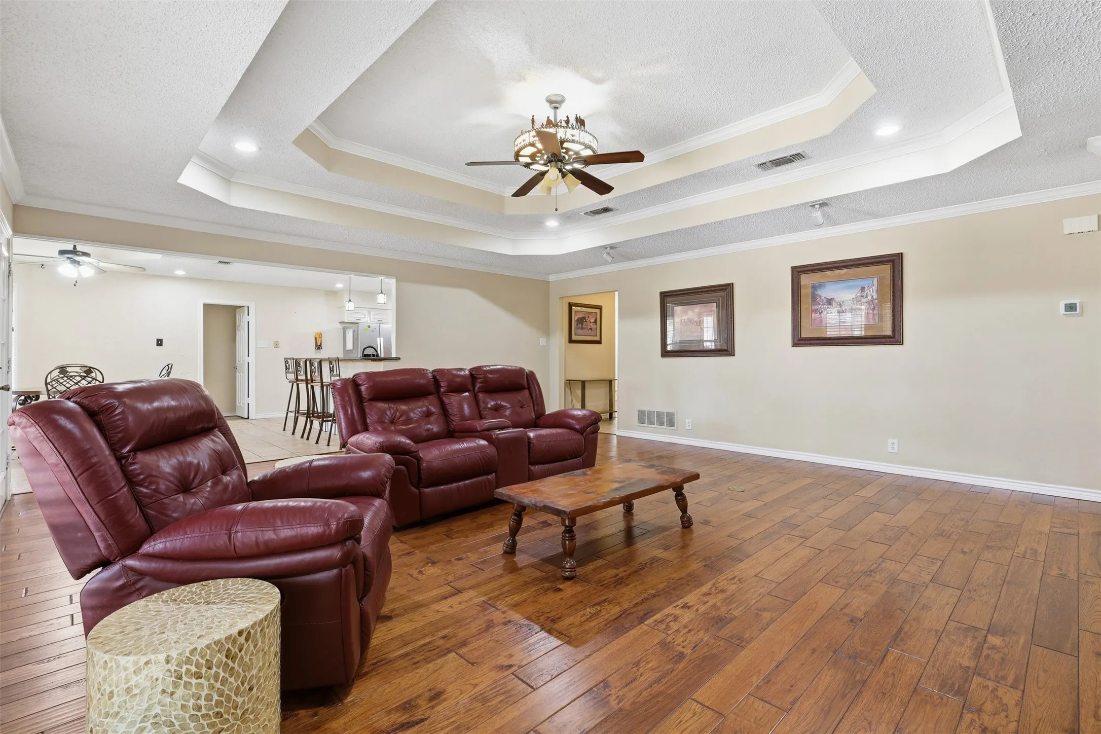 Single Family Residence For Sale in Tarrant County , 128 Oakwood Court, Lakeside, Texas 76135, 3 Bedroom, 3 Bathroom, 4 Garage spaces, 2,459 Sqft, built in 1997, mls#21364688, Real Estate Agent in Lakeside, Homes For Sale in Tarrant county, Homes For Sale in Lakeside, Realtor in Lakeside Texas, Real Estate Brokerage Independent Realty Texas, Luminita Cordes Realtor