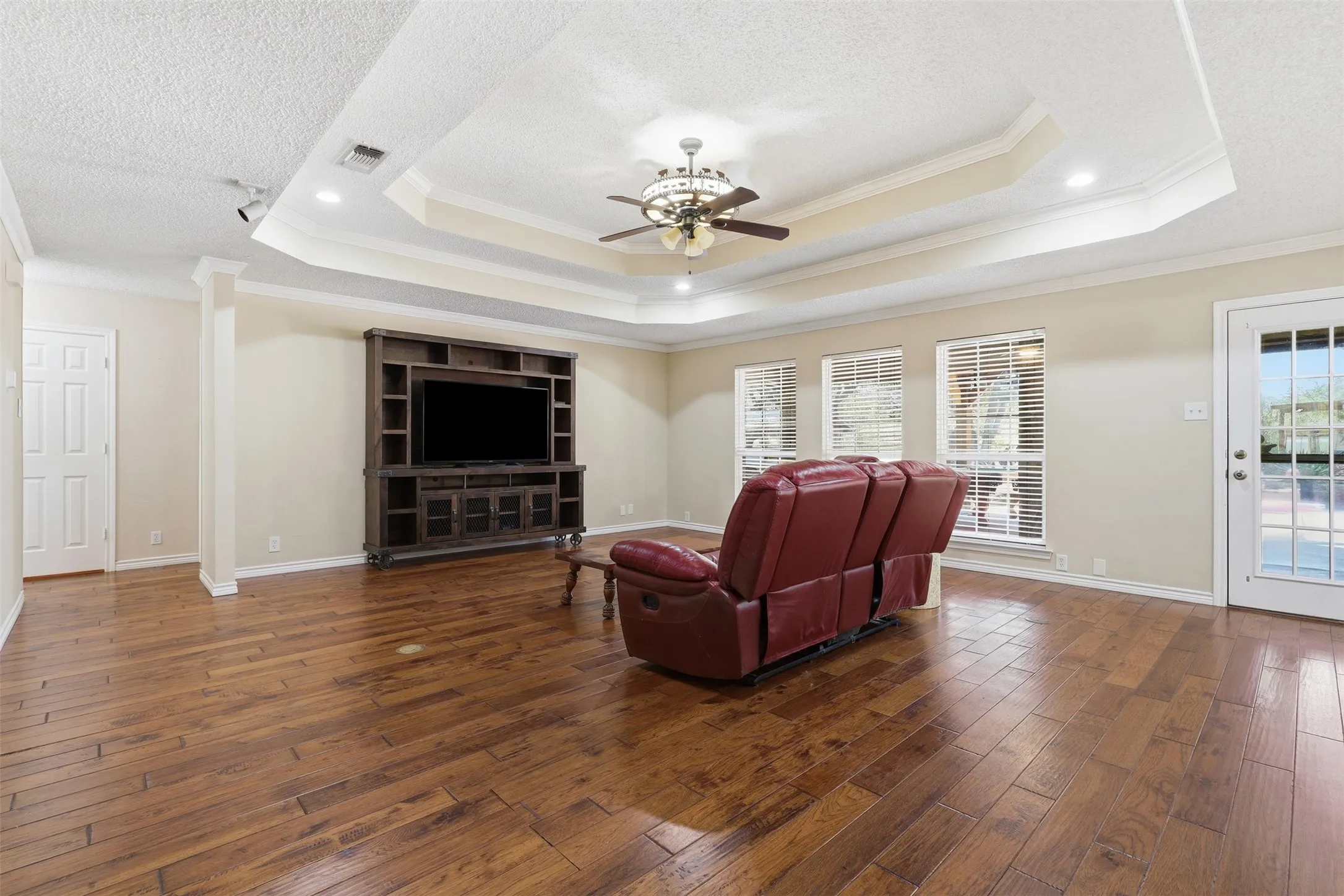 Single Family Residence For Sale in Tarrant County , 128 Oakwood Court, Lakeside, Texas 76135, 3 Bedroom, 3 Bathroom, 4 Garage spaces, 2,459 Sqft, built in 1997, mls#21364688, Real Estate Agent in Lakeside, Homes For Sale in Tarrant county, Homes For Sale in Lakeside, Realtor in Lakeside Texas, Real Estate Brokerage Independent Realty Texas, Luminita Cordes Realtor