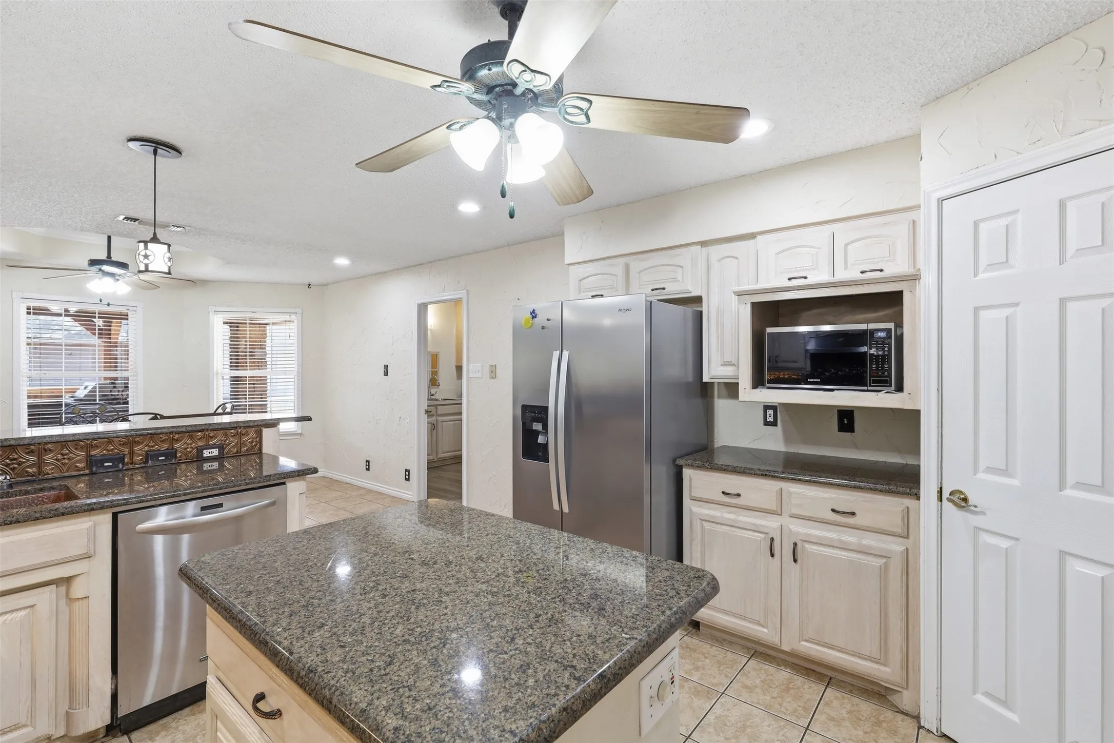 Single Family Residence For Sale in Tarrant County , 128 Oakwood Court, Lakeside, Texas 76135, 3 Bedroom, 3 Bathroom, 4 Garage spaces, 2,459 Sqft, built in 1997, mls#21364688, Real Estate Agent in Lakeside, Homes For Sale in Tarrant county, Homes For Sale in Lakeside, Realtor in Lakeside Texas, Real Estate Brokerage Independent Realty Texas, Luminita Cordes Realtor