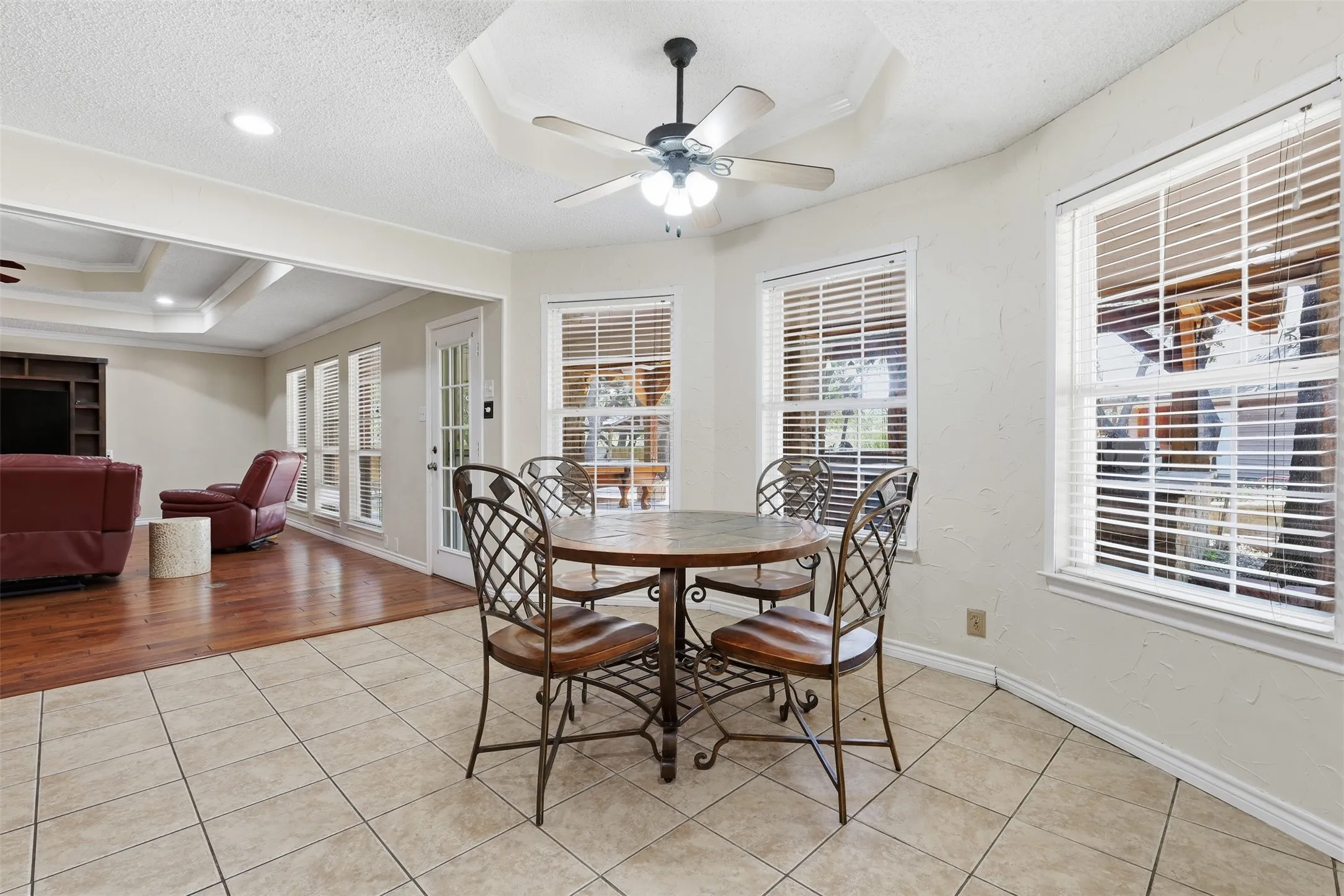 Single Family Residence For Sale in Tarrant County , 128 Oakwood Court, Lakeside, Texas 76135, 3 Bedroom, 3 Bathroom, 4 Garage spaces, 2,459 Sqft, built in 1997, mls#21364688, Real Estate Agent in Lakeside, Homes For Sale in Tarrant county, Homes For Sale in Lakeside, Realtor in Lakeside Texas, Real Estate Brokerage Independent Realty Texas, Luminita Cordes Realtor