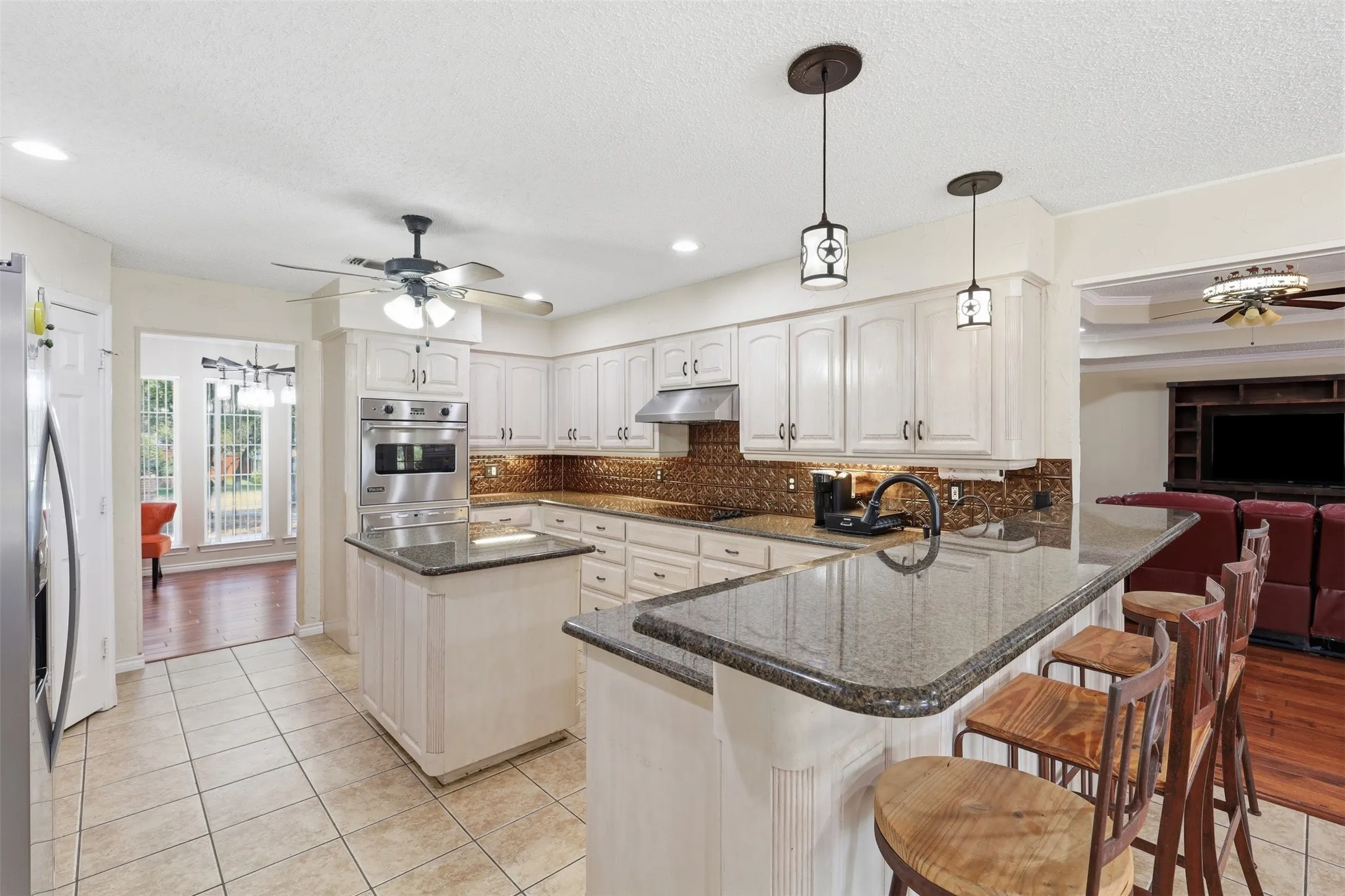 Single Family Residence For Sale in Tarrant County , 128 Oakwood Court, Lakeside, Texas 76135, 3 Bedroom, 3 Bathroom, 4 Garage spaces, 2,459 Sqft, built in 1997, mls#21364688, Real Estate Agent in Lakeside, Homes For Sale in Tarrant county, Homes For Sale in Lakeside, Realtor in Lakeside Texas, Real Estate Brokerage Independent Realty Texas, Luminita Cordes Realtor