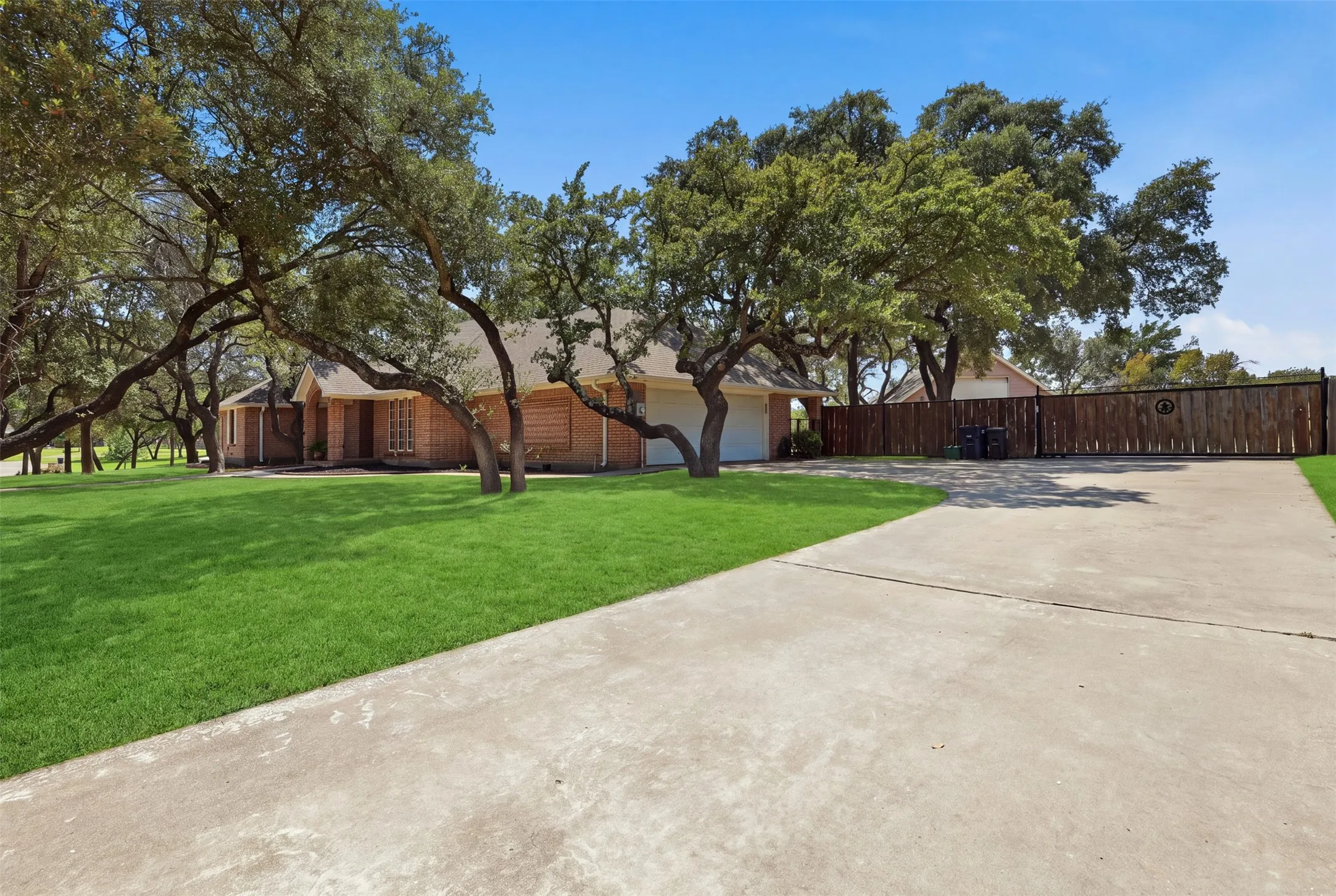 Single Family Residence For Sale in Tarrant County , 128 Oakwood Court, Lakeside, Texas 76135, 3 Bedroom, 3 Bathroom, 4 Garage spaces, 2,459 Sqft, built in 1997, mls#21364688, Real Estate Agent in Lakeside, Homes For Sale in Tarrant county, Homes For Sale in Lakeside, Realtor in Lakeside Texas, Real Estate Brokerage Independent Realty Texas, Luminita Cordes Realtor