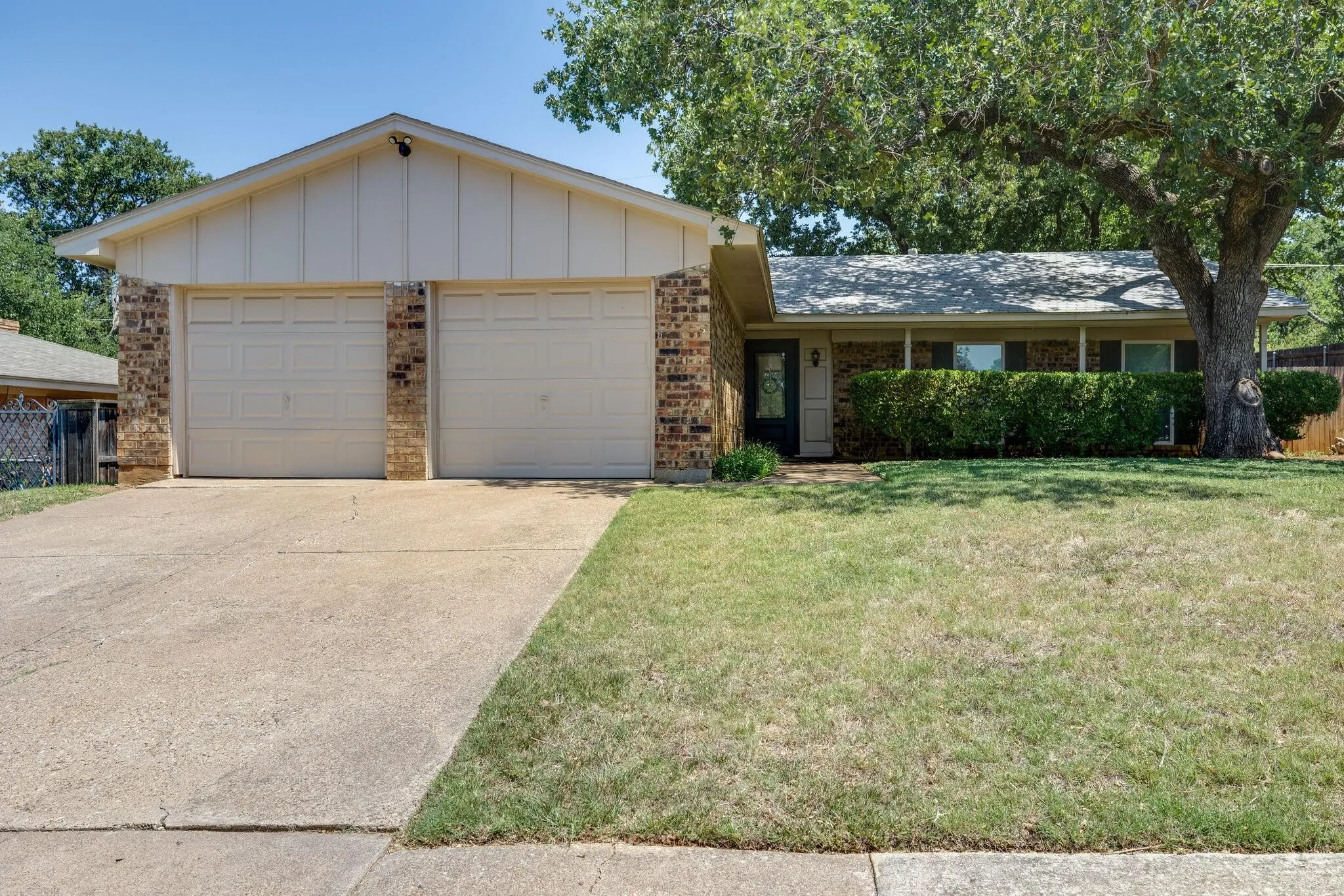 Single Family Residence For Rent in Tarrant County , 2101 Warwick Drive, Arlington, Texas 76015, 3 Bedroom, 2 Bathroom, 2 Garage spaces, 1,637 Sqft, built in 1971, Price $2,200, mls#21365812, Real Estate Agent in Arlington, Homes For Rent in Tarrant county, Homes For Rent in Arlington, Realtor in Arlington Texas, Real Estate Brokerage Independent Realty Texas, Luminita Cordes Realtor