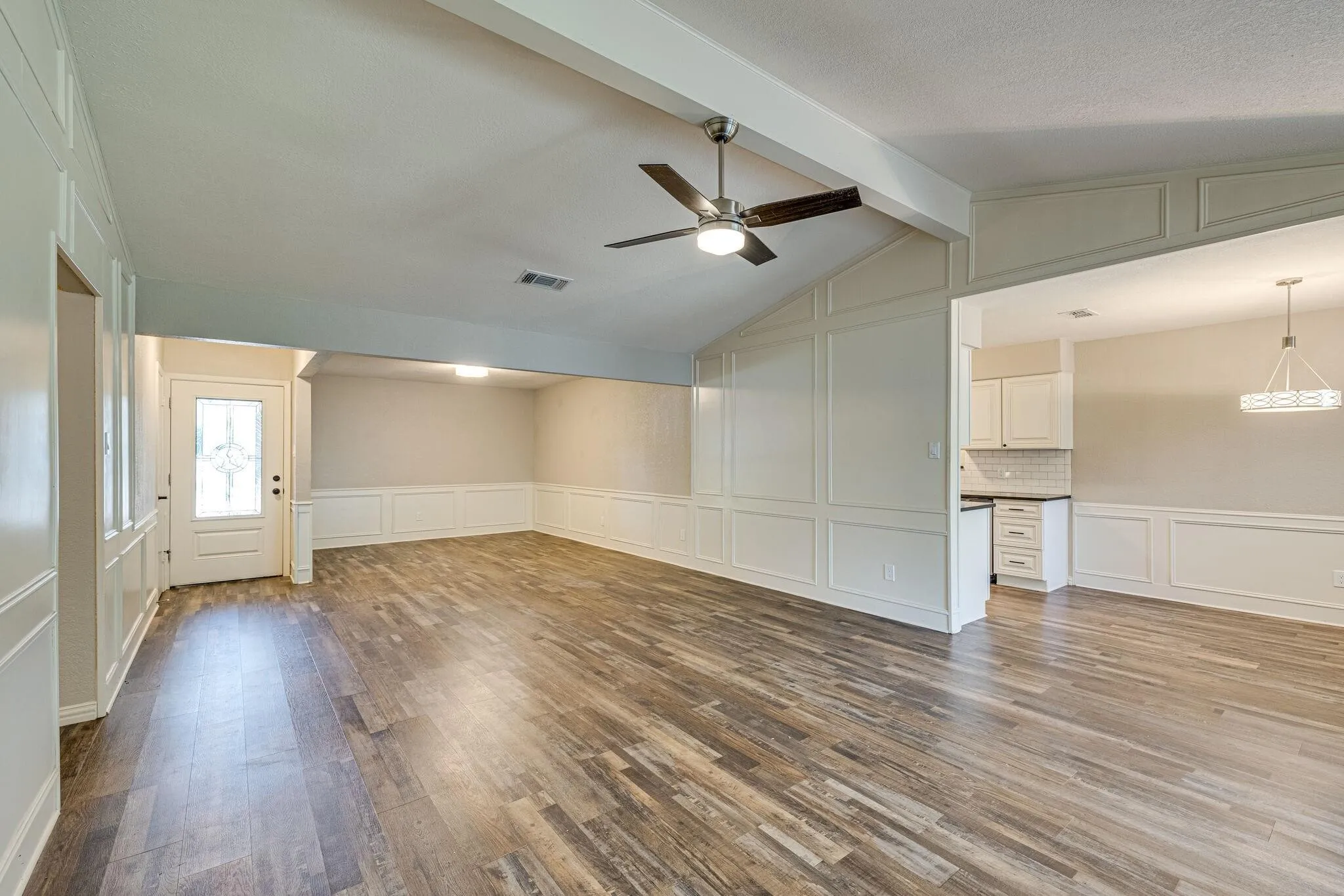 Single Family Residence For Rent in Tarrant County , 2101 Warwick Drive, Arlington, Texas 76015, 3 Bedroom, 2 Bathroom, 2 Garage spaces, 1,637 Sqft, built in 1971, Price $2,200, mls#21365812, Real Estate Agent in Arlington, Homes For Rent in Tarrant county, Homes For Rent in Arlington, Realtor in Arlington Texas, Real Estate Brokerage Independent Realty Texas, Luminita Cordes Realtor