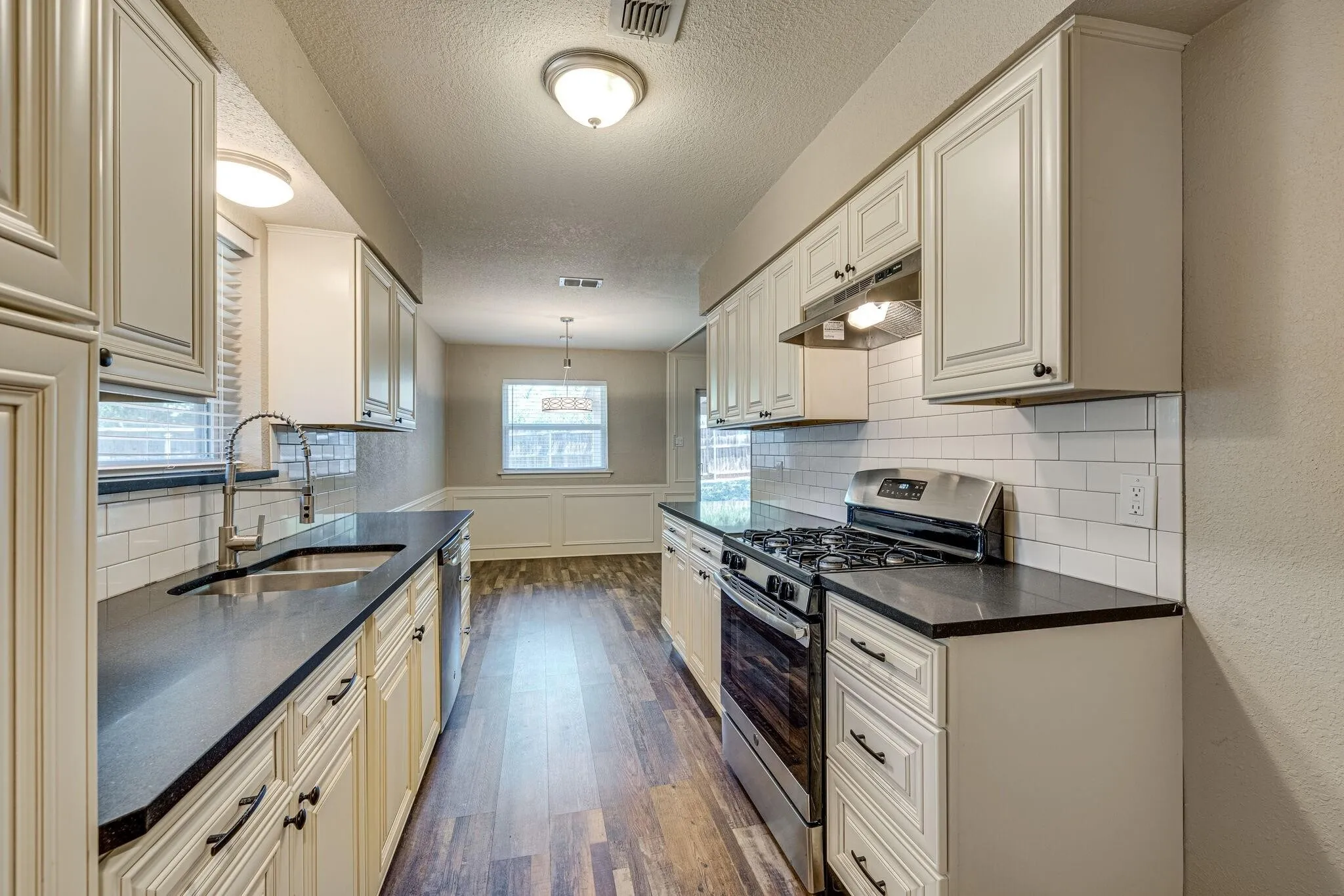 Single Family Residence For Rent in Tarrant County , 2101 Warwick Drive, Arlington, Texas 76015, 3 Bedroom, 2 Bathroom, 2 Garage spaces, 1,637 Sqft, built in 1971, Price $2,200, mls#21365812, Real Estate Agent in Arlington, Homes For Rent in Tarrant county, Homes For Rent in Arlington, Realtor in Arlington Texas, Real Estate Brokerage Independent Realty Texas, Luminita Cordes Realtor