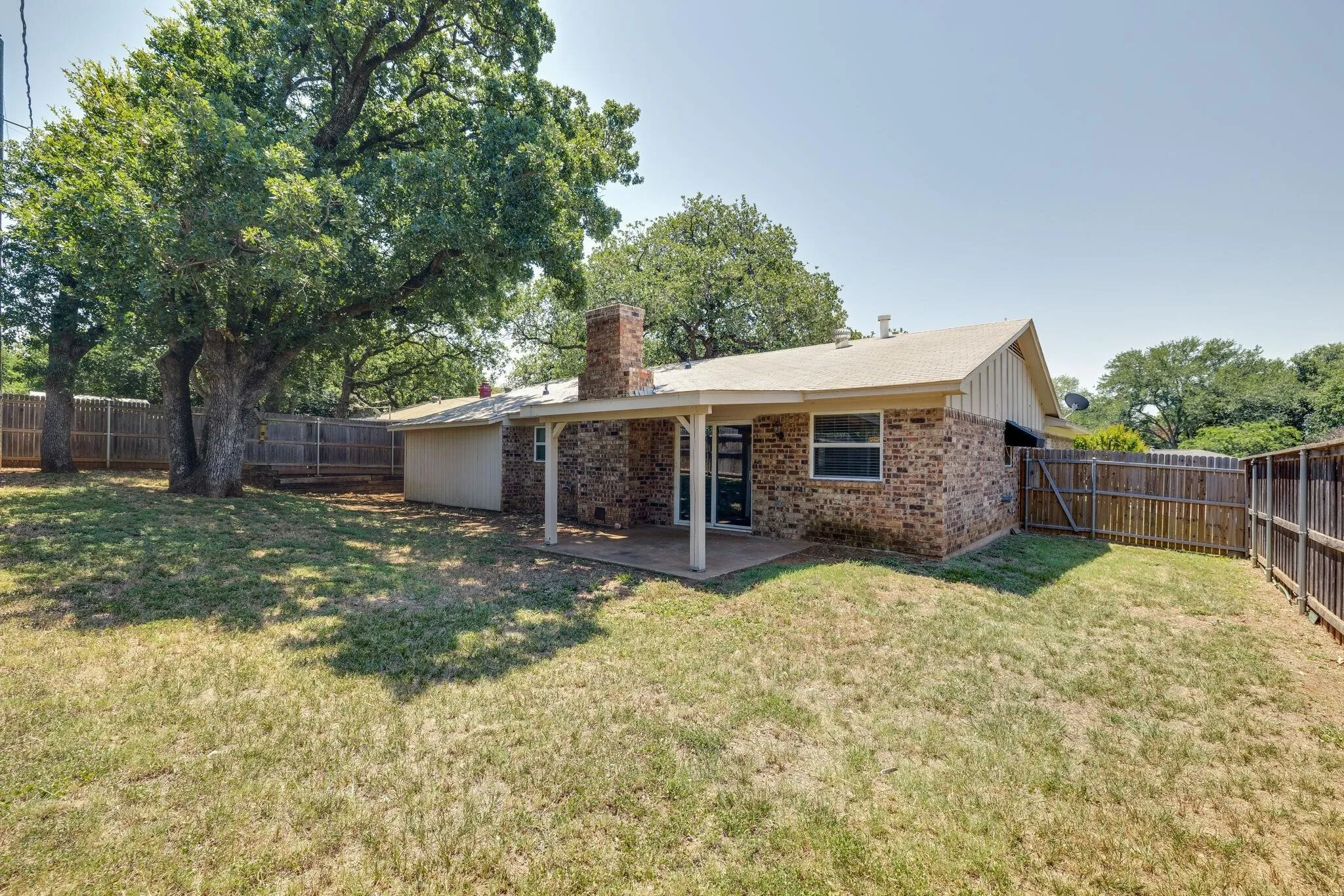 Single Family Residence For Rent in Tarrant County , 2101 Warwick Drive, Arlington, Texas 76015, 3 Bedroom, 2 Bathroom, 2 Garage spaces, 1,637 Sqft, built in 1971, Price $2,200, mls#21365812, Real Estate Agent in Arlington, Homes For Rent in Tarrant county, Homes For Rent in Arlington, Realtor in Arlington Texas, Real Estate Brokerage Independent Realty Texas, Luminita Cordes Realtor