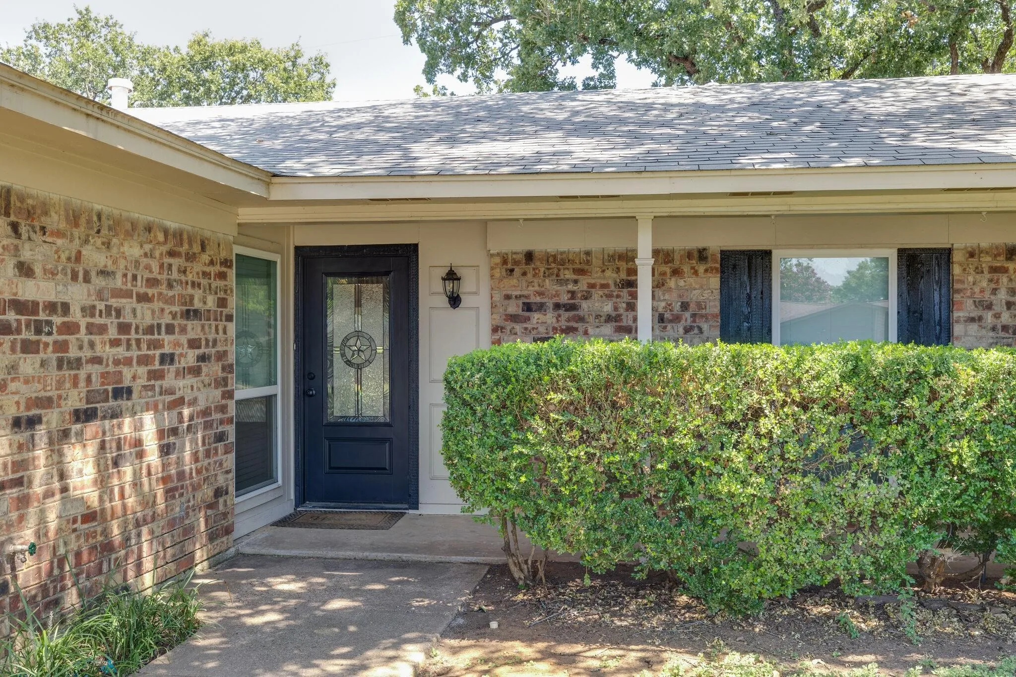 Single Family Residence For Rent in Tarrant County , 2101 Warwick Drive, Arlington, Texas 76015, 3 Bedroom, 2 Bathroom, 2 Garage spaces, 1,637 Sqft, built in 1971, Price $2,200, mls#21365812, Real Estate Agent in Arlington, Homes For Rent in Tarrant county, Homes For Rent in Arlington, Realtor in Arlington Texas, Real Estate Brokerage Independent Realty Texas, Luminita Cordes Realtor