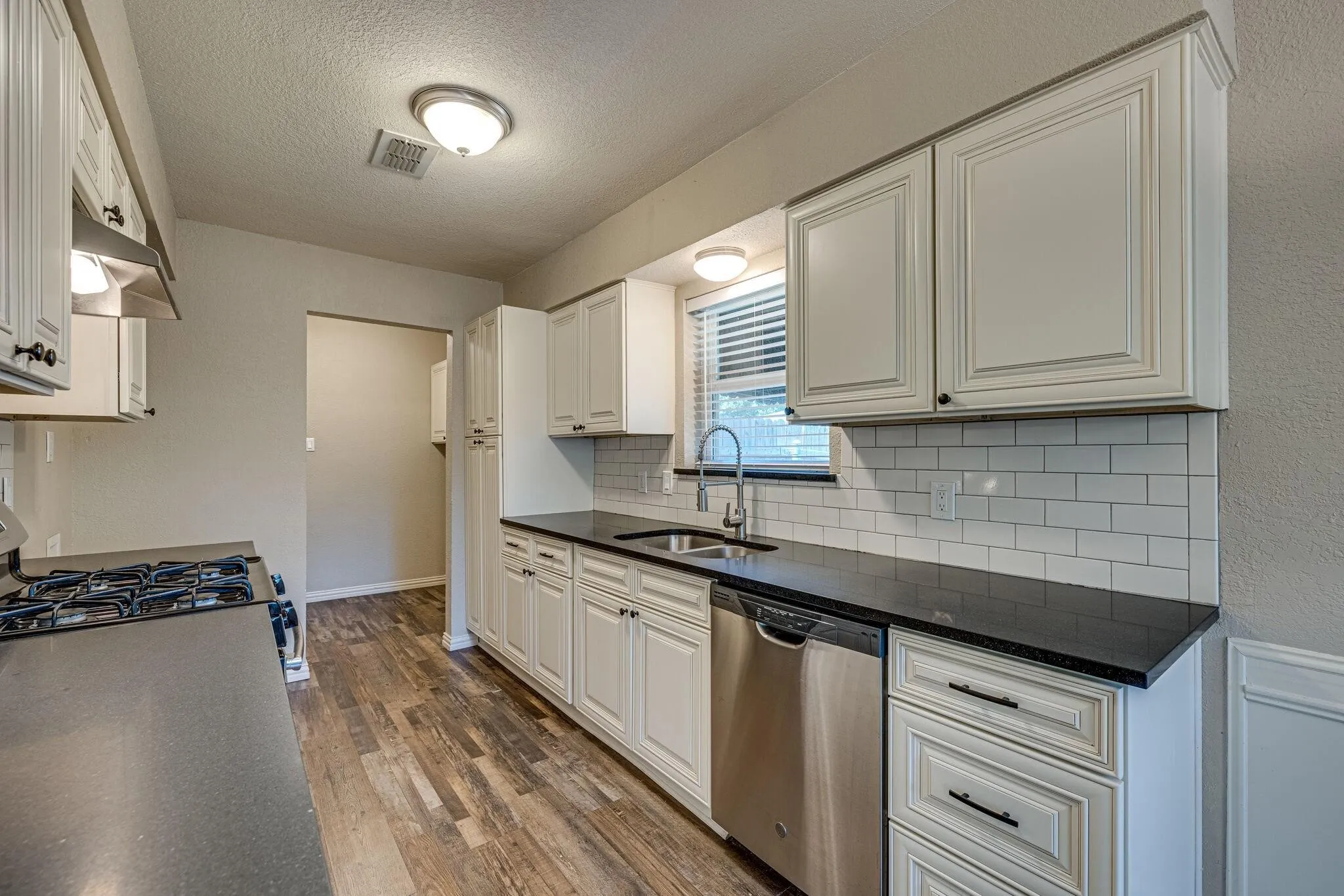 Single Family Residence For Rent in Tarrant County , 2101 Warwick Drive, Arlington, Texas 76015, 3 Bedroom, 2 Bathroom, 2 Garage spaces, 1,637 Sqft, built in 1971, Price $2,200, mls#21365812, Real Estate Agent in Arlington, Homes For Rent in Tarrant county, Homes For Rent in Arlington, Realtor in Arlington Texas, Real Estate Brokerage Independent Realty Texas, Luminita Cordes Realtor