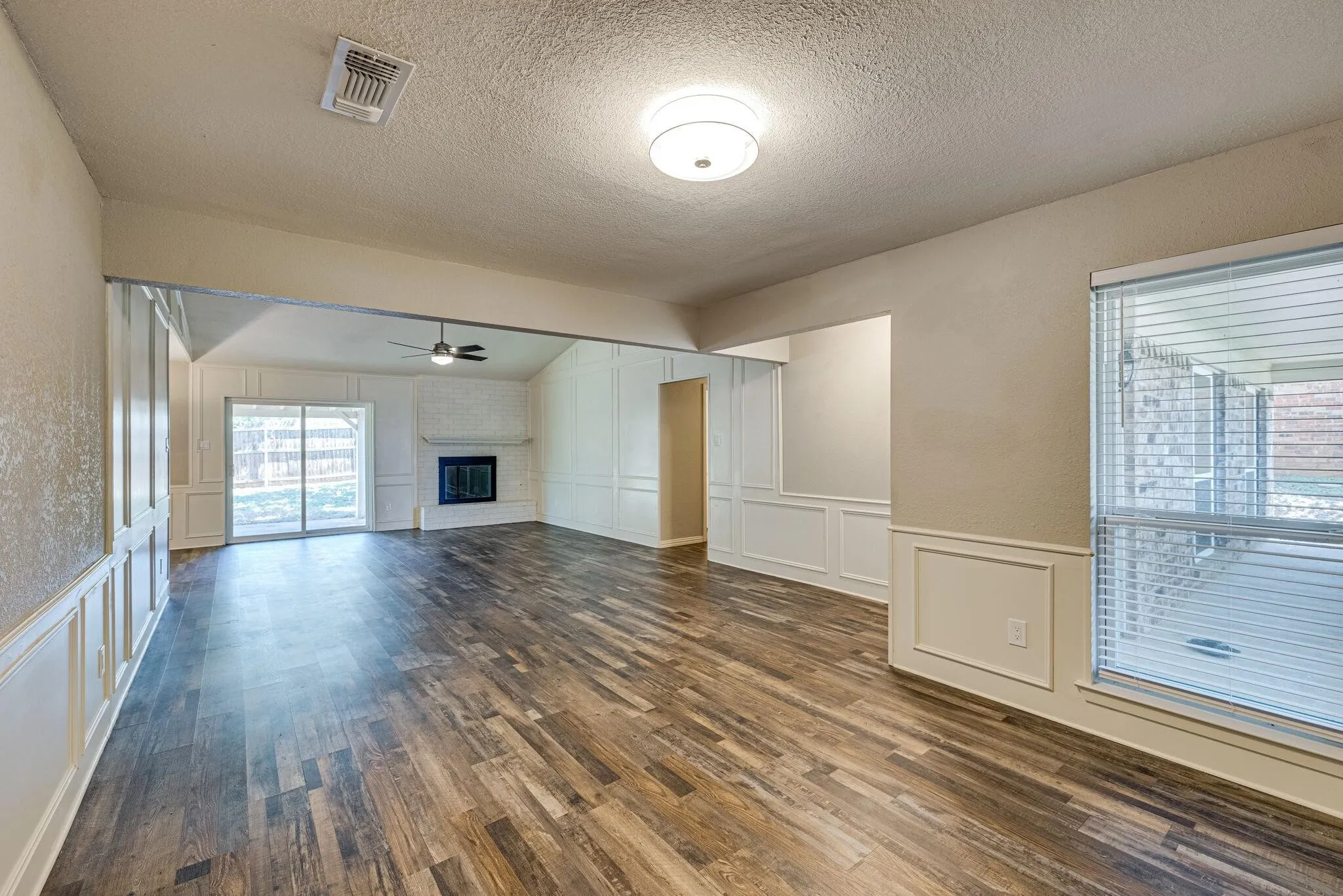 Single Family Residence For Rent in Tarrant County , 2101 Warwick Drive, Arlington, Texas 76015, 3 Bedroom, 2 Bathroom, 2 Garage spaces, 1,637 Sqft, built in 1971, Price $2,200, mls#21365812, Real Estate Agent in Arlington, Homes For Rent in Tarrant county, Homes For Rent in Arlington, Realtor in Arlington Texas, Real Estate Brokerage Independent Realty Texas, Luminita Cordes Realtor