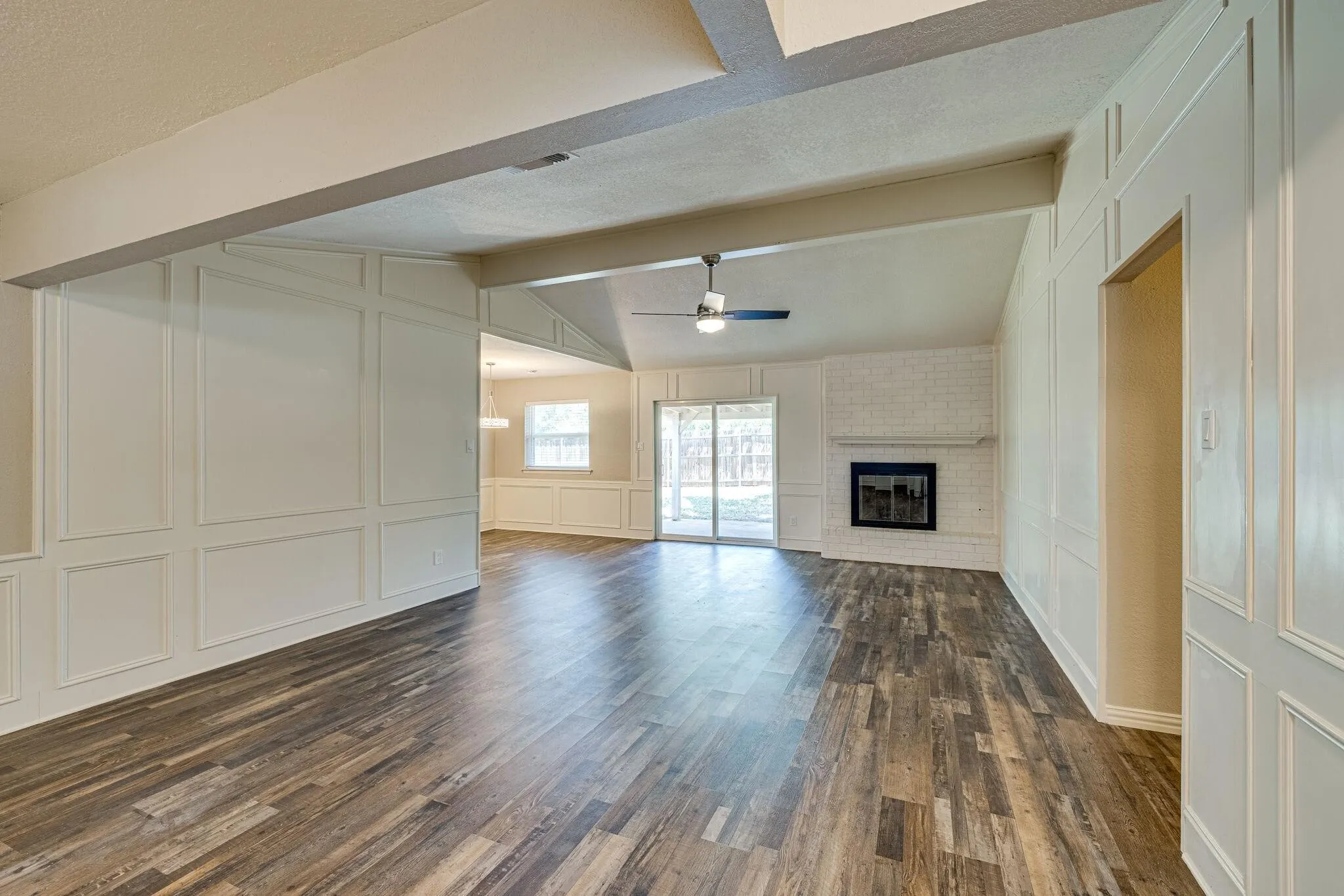Single Family Residence For Rent in Tarrant County , 2101 Warwick Drive, Arlington, Texas 76015, 3 Bedroom, 2 Bathroom, 2 Garage spaces, 1,637 Sqft, built in 1971, Price $2,200, mls#21365812, Real Estate Agent in Arlington, Homes For Rent in Tarrant county, Homes For Rent in Arlington, Realtor in Arlington Texas, Real Estate Brokerage Independent Realty Texas, Luminita Cordes Realtor