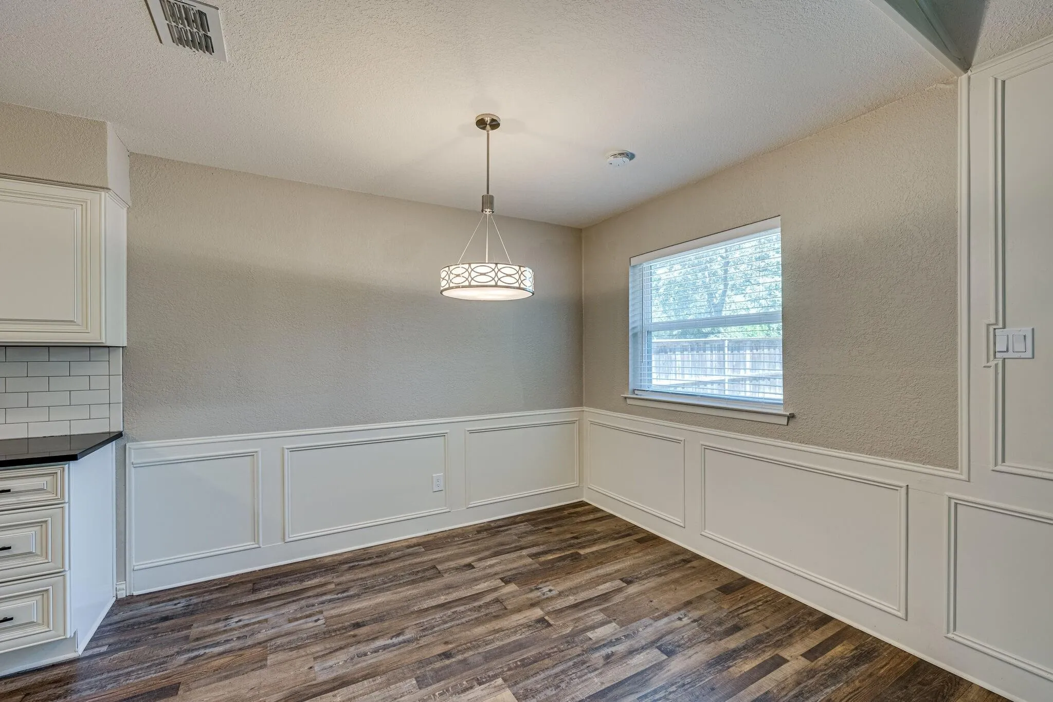 Single Family Residence For Rent in Tarrant County , 2101 Warwick Drive, Arlington, Texas 76015, 3 Bedroom, 2 Bathroom, 2 Garage spaces, 1,637 Sqft, built in 1971, Price $2,200, mls#21365812, Real Estate Agent in Arlington, Homes For Rent in Tarrant county, Homes For Rent in Arlington, Realtor in Arlington Texas, Real Estate Brokerage Independent Realty Texas, Luminita Cordes Realtor