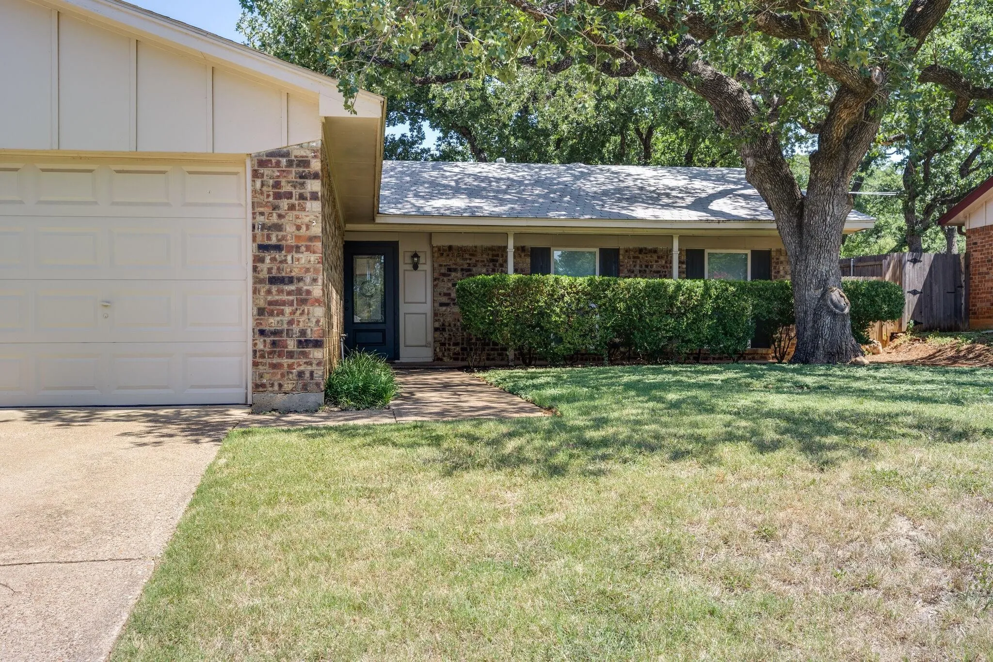 Single Family Residence For Rent in Tarrant County , 2101 Warwick Drive, Arlington, Texas 76015, 3 Bedroom, 2 Bathroom, 2 Garage spaces, 1,637 Sqft, built in 1971, Price $2,200, mls#21365812, Real Estate Agent in Arlington, Homes For Rent in Tarrant county, Homes For Rent in Arlington, Realtor in Arlington Texas, Real Estate Brokerage Independent Realty Texas, Luminita Cordes Realtor