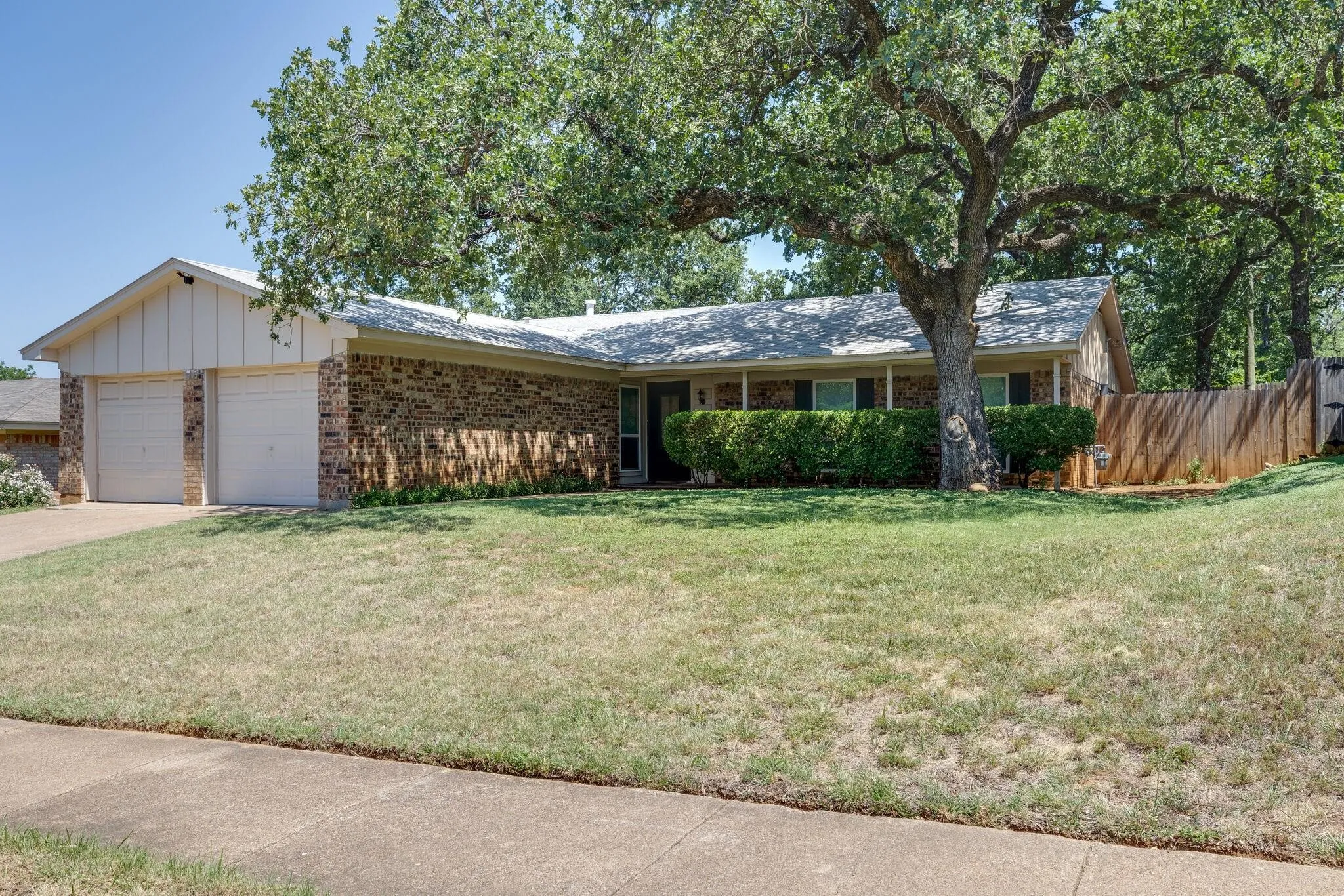 Single Family Residence For Rent in Tarrant County , 2101 Warwick Drive, Arlington, Texas 76015, 3 Bedroom, 2 Bathroom, 2 Garage spaces, 1,637 Sqft, built in 1971, Price $2,200, mls#21365812, Real Estate Agent in Arlington, Homes For Rent in Tarrant county, Homes For Rent in Arlington, Realtor in Arlington Texas, Real Estate Brokerage Independent Realty Texas, Luminita Cordes Realtor