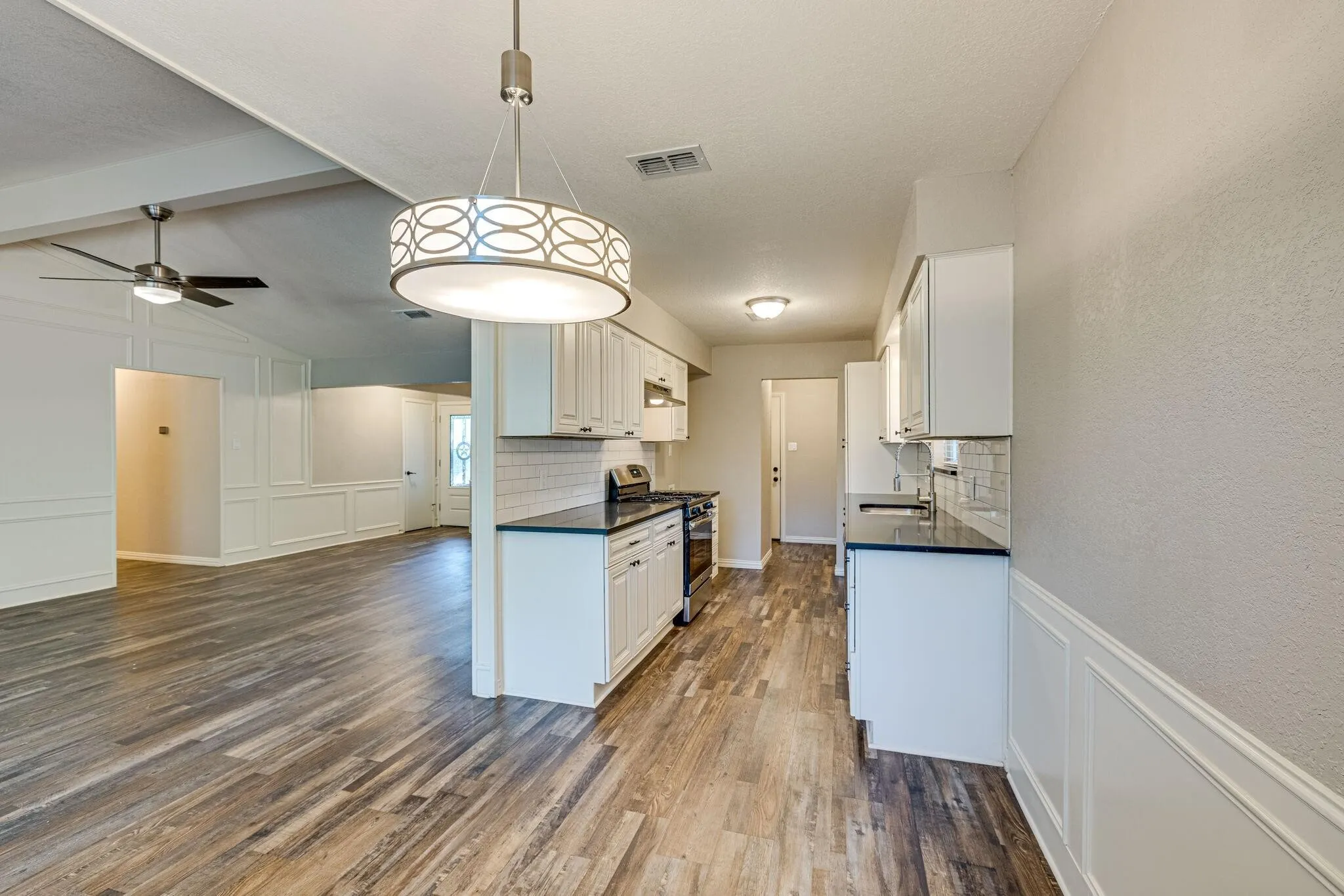 Single Family Residence For Rent in Tarrant County , 2101 Warwick Drive, Arlington, Texas 76015, 3 Bedroom, 2 Bathroom, 2 Garage spaces, 1,637 Sqft, built in 1971, Price $2,200, mls#21365812, Real Estate Agent in Arlington, Homes For Rent in Tarrant county, Homes For Rent in Arlington, Realtor in Arlington Texas, Real Estate Brokerage Independent Realty Texas, Luminita Cordes Realtor