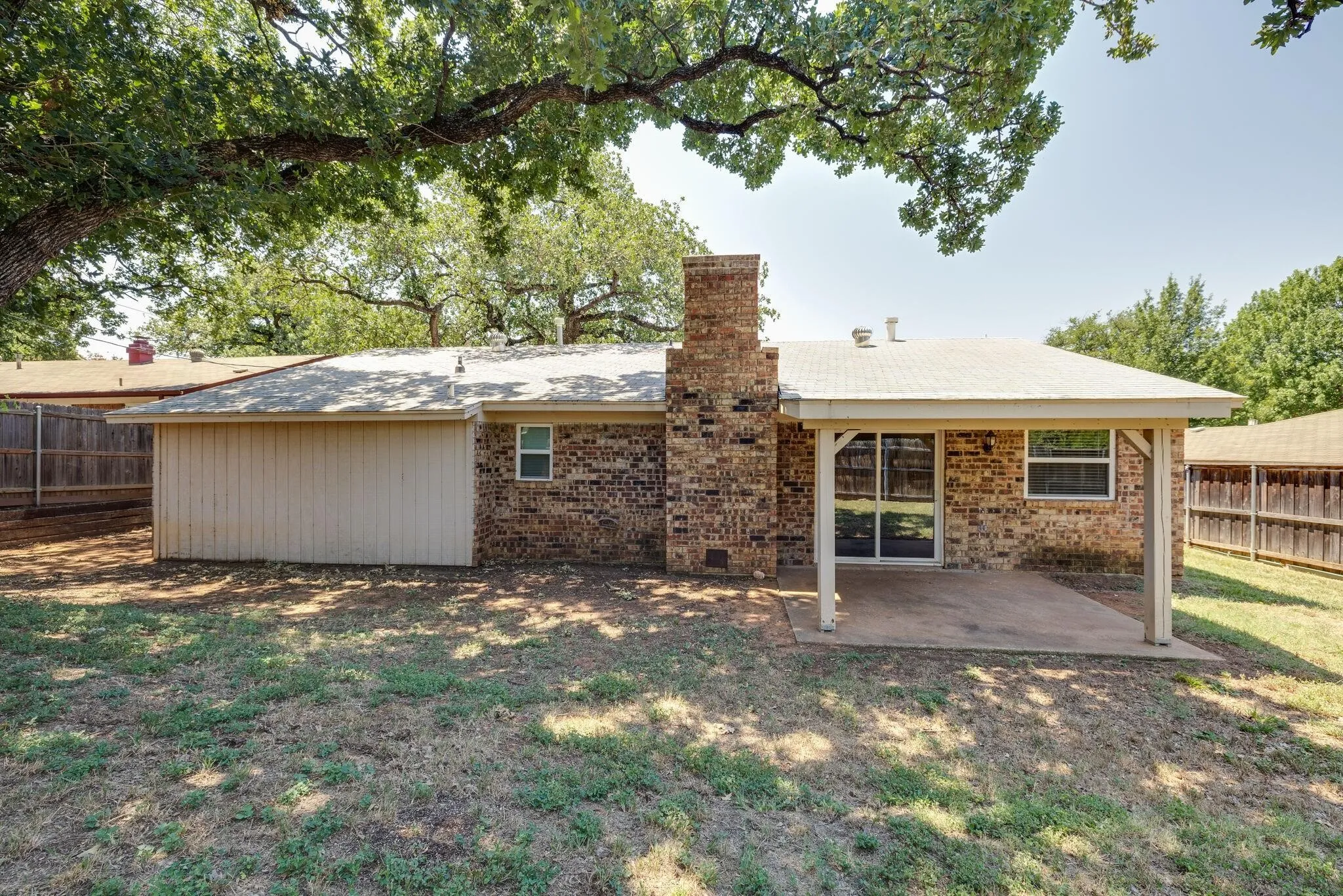Single Family Residence For Rent in Tarrant County , 2101 Warwick Drive, Arlington, Texas 76015, 3 Bedroom, 2 Bathroom, 2 Garage spaces, 1,637 Sqft, built in 1971, Price $2,200, mls#21365812, Real Estate Agent in Arlington, Homes For Rent in Tarrant county, Homes For Rent in Arlington, Realtor in Arlington Texas, Real Estate Brokerage Independent Realty Texas, Luminita Cordes Realtor