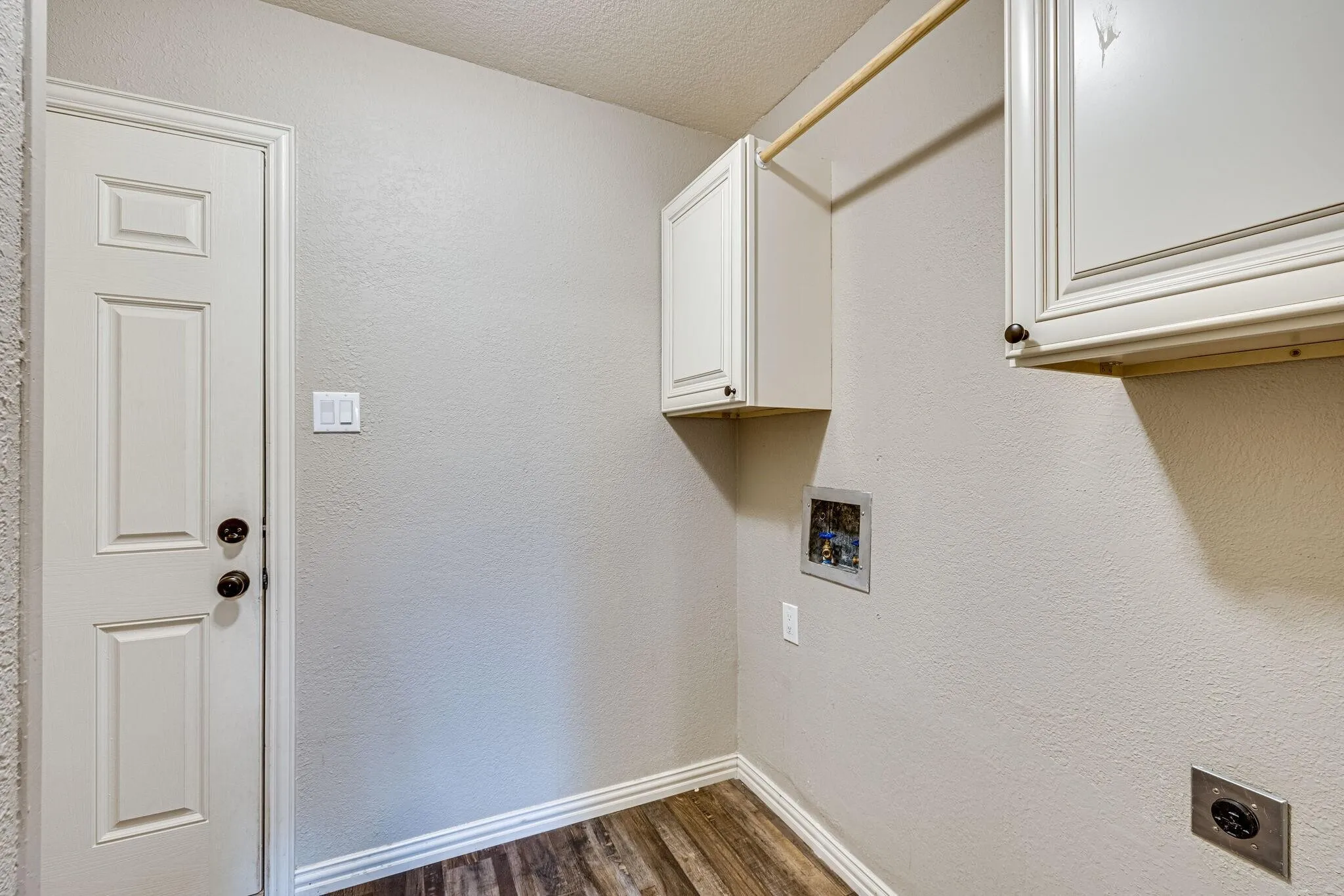 Single Family Residence For Rent in Tarrant County , 2101 Warwick Drive, Arlington, Texas 76015, 3 Bedroom, 2 Bathroom, 2 Garage spaces, 1,637 Sqft, built in 1971, Price $2,200, mls#21365812, Real Estate Agent in Arlington, Homes For Rent in Tarrant county, Homes For Rent in Arlington, Realtor in Arlington Texas, Real Estate Brokerage Independent Realty Texas, Luminita Cordes Realtor