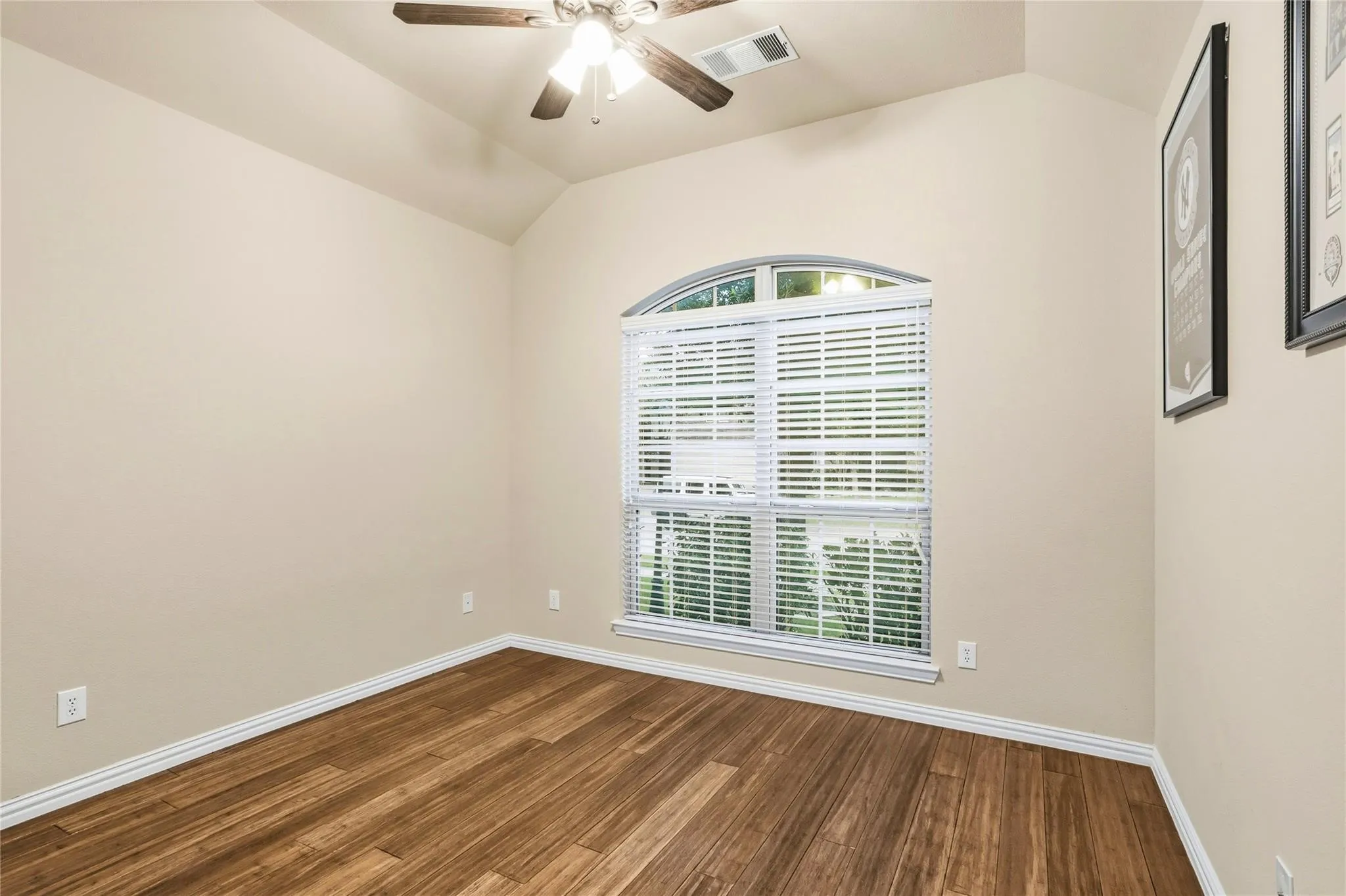 Single Family Residence For Sale in Collin County , 10816 Sexton Drive, Mc Kinney, Texas 75072, 4 Bedroom, 3 Bathroom, 2 Garage spaces, 2,253 Sqft, built in 2013, mls#21365068, Real Estate Agent in Mc Kinney, Homes For Sale in Collin county, Homes For Sale in Mc Kinney, Realtor in Mc Kinney Texas, Real Estate Brokerage Independent Realty Texas, Luminita Cordes Realtor