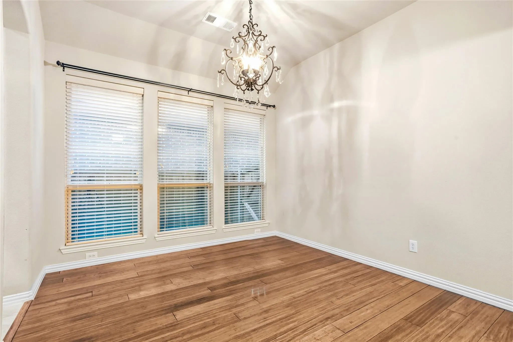 Single Family Residence For Sale in Collin County , 10816 Sexton Drive, Mc Kinney, Texas 75072, 4 Bedroom, 3 Bathroom, 2 Garage spaces, 2,253 Sqft, built in 2013, mls#21365068, Real Estate Agent in Mc Kinney, Homes For Sale in Collin county, Homes For Sale in Mc Kinney, Realtor in Mc Kinney Texas, Real Estate Brokerage Independent Realty Texas, Luminita Cordes Realtor