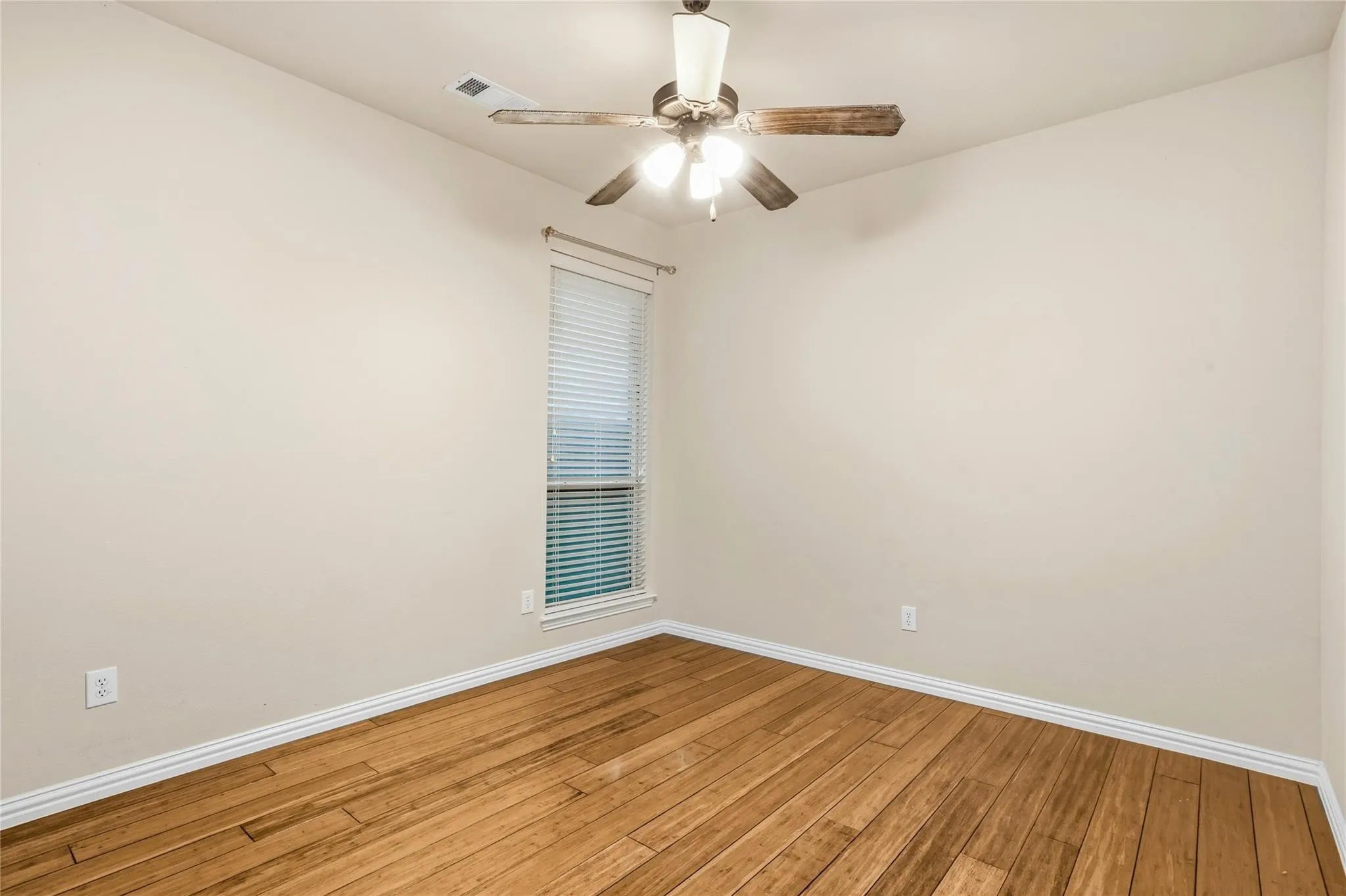 Single Family Residence For Sale in Collin County , 10816 Sexton Drive, Mc Kinney, Texas 75072, 4 Bedroom, 3 Bathroom, 2 Garage spaces, 2,253 Sqft, built in 2013, mls#21365068, Real Estate Agent in Mc Kinney, Homes For Sale in Collin county, Homes For Sale in Mc Kinney, Realtor in Mc Kinney Texas, Real Estate Brokerage Independent Realty Texas, Luminita Cordes Realtor