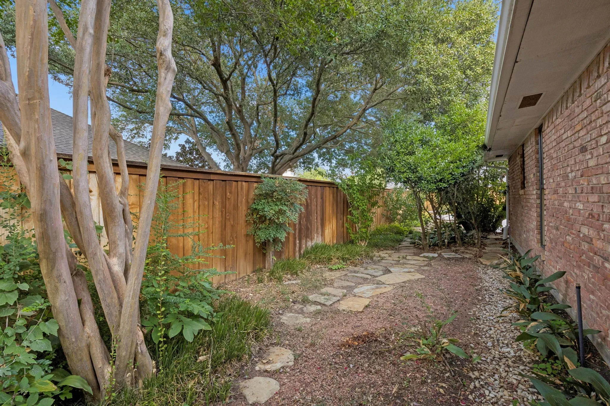 Single Family Residence For Sale in Dallas County , 2112 Brandeis Drive, Richardson, Texas 75082, 4 Bedroom, 3 Bathroom, 3 Garage spaces, 3,187 Sqft, built in 1983, mls#21356775, Real Estate Agent in Richardson, Homes For Sale in Dallas county, Homes For Sale in Richardson, Realtor in Richardson Texas, Real Estate Brokerage Independent Realty Texas, Luminita Cordes Realtor