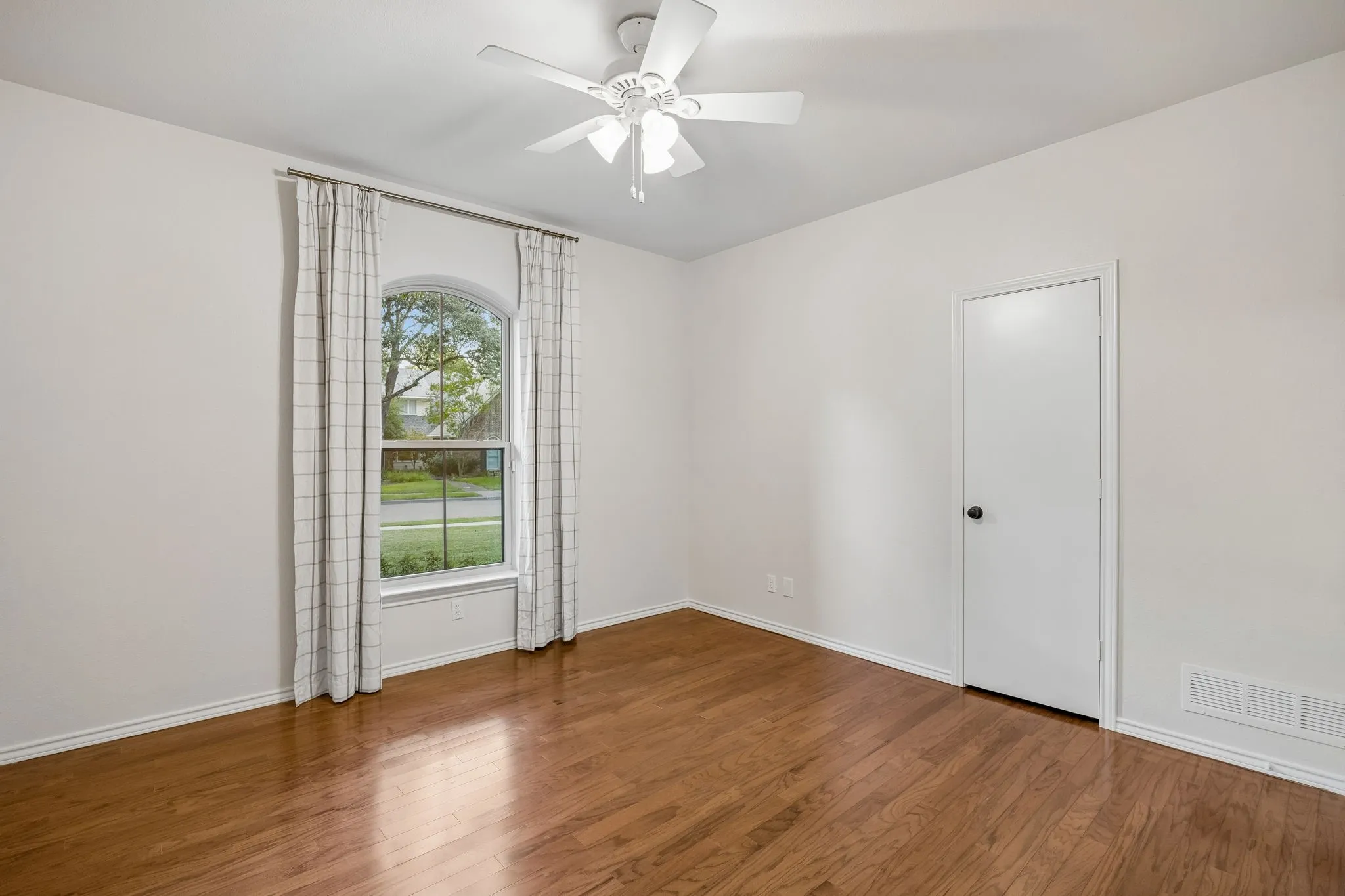 Single Family Residence For Sale in Dallas County , 2112 Brandeis Drive, Richardson, Texas 75082, 4 Bedroom, 3 Bathroom, 3 Garage spaces, 3,187 Sqft, built in 1983, mls#21356775, Real Estate Agent in Richardson, Homes For Sale in Dallas county, Homes For Sale in Richardson, Realtor in Richardson Texas, Real Estate Brokerage Independent Realty Texas, Luminita Cordes Realtor