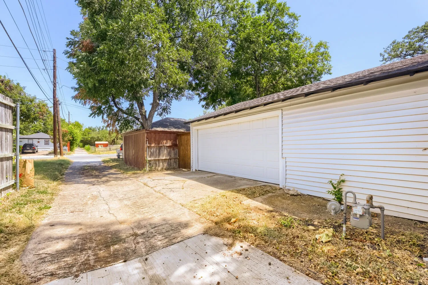 Single Family Residence For Sale in Dallas County , 10129 Lingo Lane, Dallas, Texas 75228, 4 Bedroom, 2 Bathroom, 3 Garage spaces, 1,812 Sqft, built in 1954, mls#21363392, Real Estate Agent in Dallas, Homes For Sale in Dallas county, Homes For Sale in Dallas, Realtor in Dallas Texas, Real Estate Brokerage Independent Realty Texas, Luminita Cordes Realtor