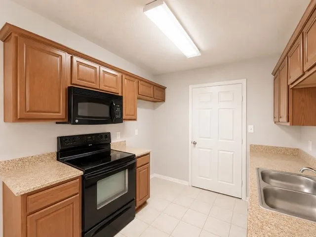 Quadruplex For Rent in Erath County , 560 W ELM C, Stephenville, Texas 76401, 2 Bedroom, 2 Bathroom, 1 Garage spaces, 917 Sqft, built in 2009, mls#21365106, Real Estate Agent in Stephenville, Homes For Rent in Erath county, Homes For Rent in Stephenville, Realtor in Stephenville Texas, Real Estate Brokerage Independent Realty Texas, Luminita Cordes Realtor