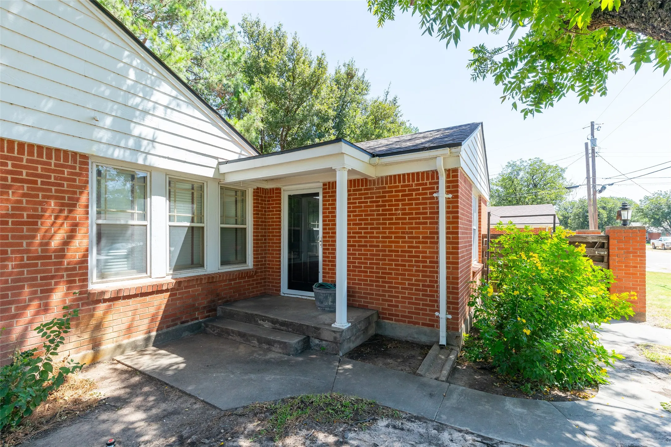 Single Family Residence For Sale in Haskell County , 500 N Avenue H, Haskell, Texas 79521, 3 Bedroom, 2 Bathroom, 1 Garage spaces, 1,768 Sqft, built in 1950, mls#21364348, Real Estate Agent in Haskell, Homes For Sale in Haskell county, Homes For Sale in Haskell, Realtor in Haskell Texas, Real Estate Brokerage Independent Realty Texas, Luminita Cordes Realtor