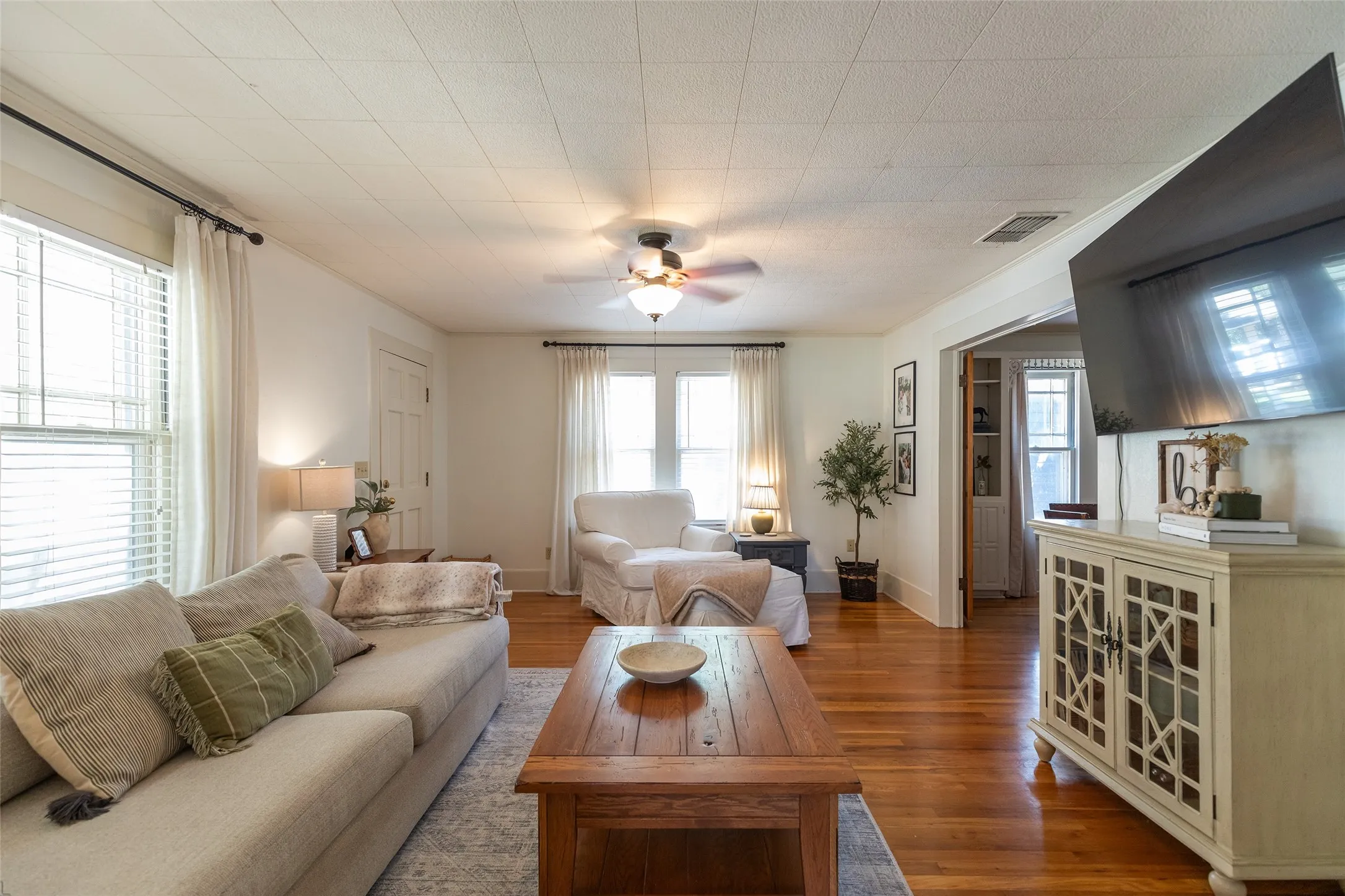 Single Family Residence For Sale in Haskell County , 500 N Avenue H, Haskell, Texas 79521, 3 Bedroom, 2 Bathroom, 1 Garage spaces, 1,768 Sqft, built in 1950, mls#21364348, Real Estate Agent in Haskell, Homes For Sale in Haskell county, Homes For Sale in Haskell, Realtor in Haskell Texas, Real Estate Brokerage Independent Realty Texas, Luminita Cordes Realtor
