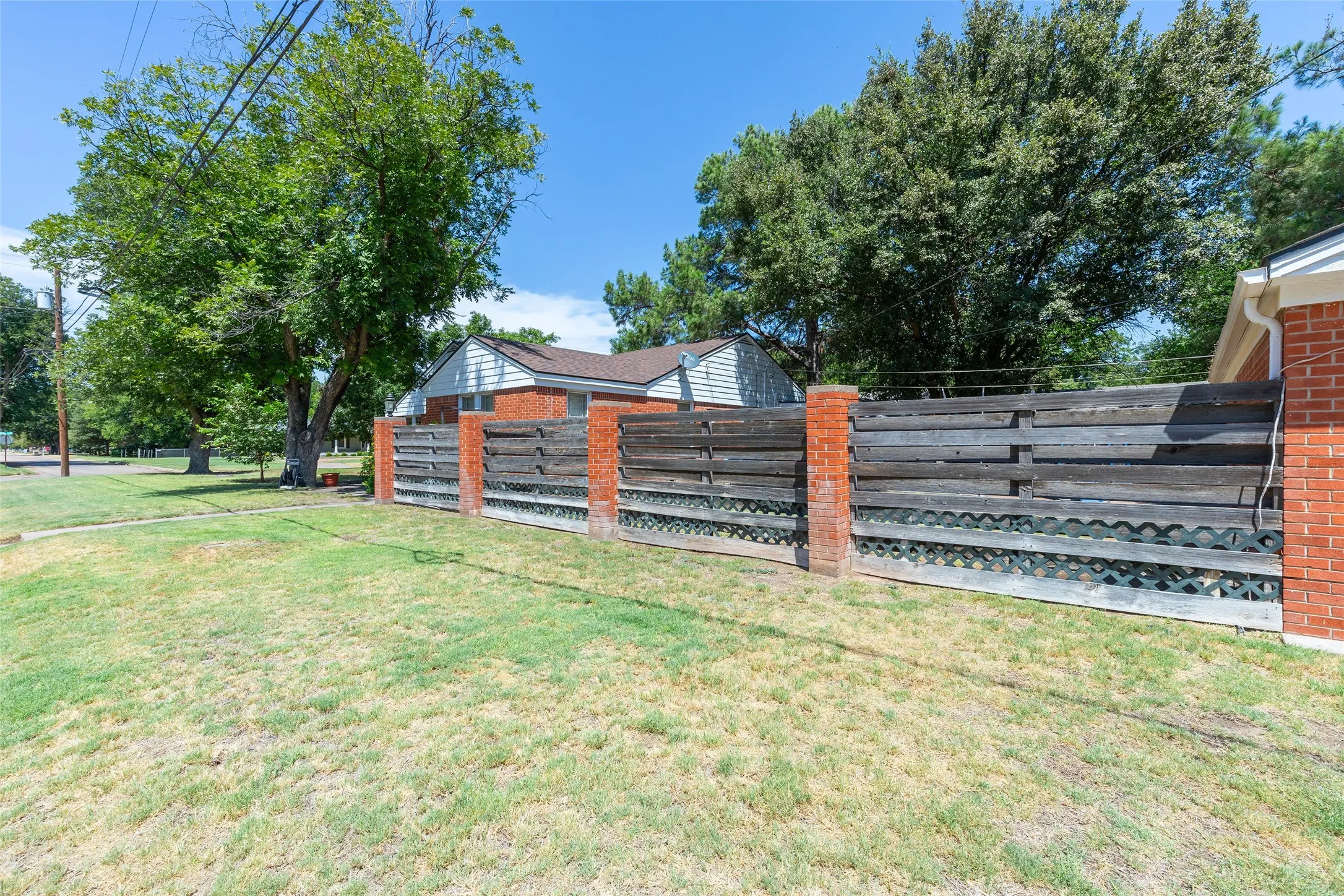 Single Family Residence For Sale in Haskell County , 500 N Avenue H, Haskell, Texas 79521, 3 Bedroom, 2 Bathroom, 1 Garage spaces, 1,768 Sqft, built in 1950, mls#21364348, Real Estate Agent in Haskell, Homes For Sale in Haskell county, Homes For Sale in Haskell, Realtor in Haskell Texas, Real Estate Brokerage Independent Realty Texas, Luminita Cordes Realtor