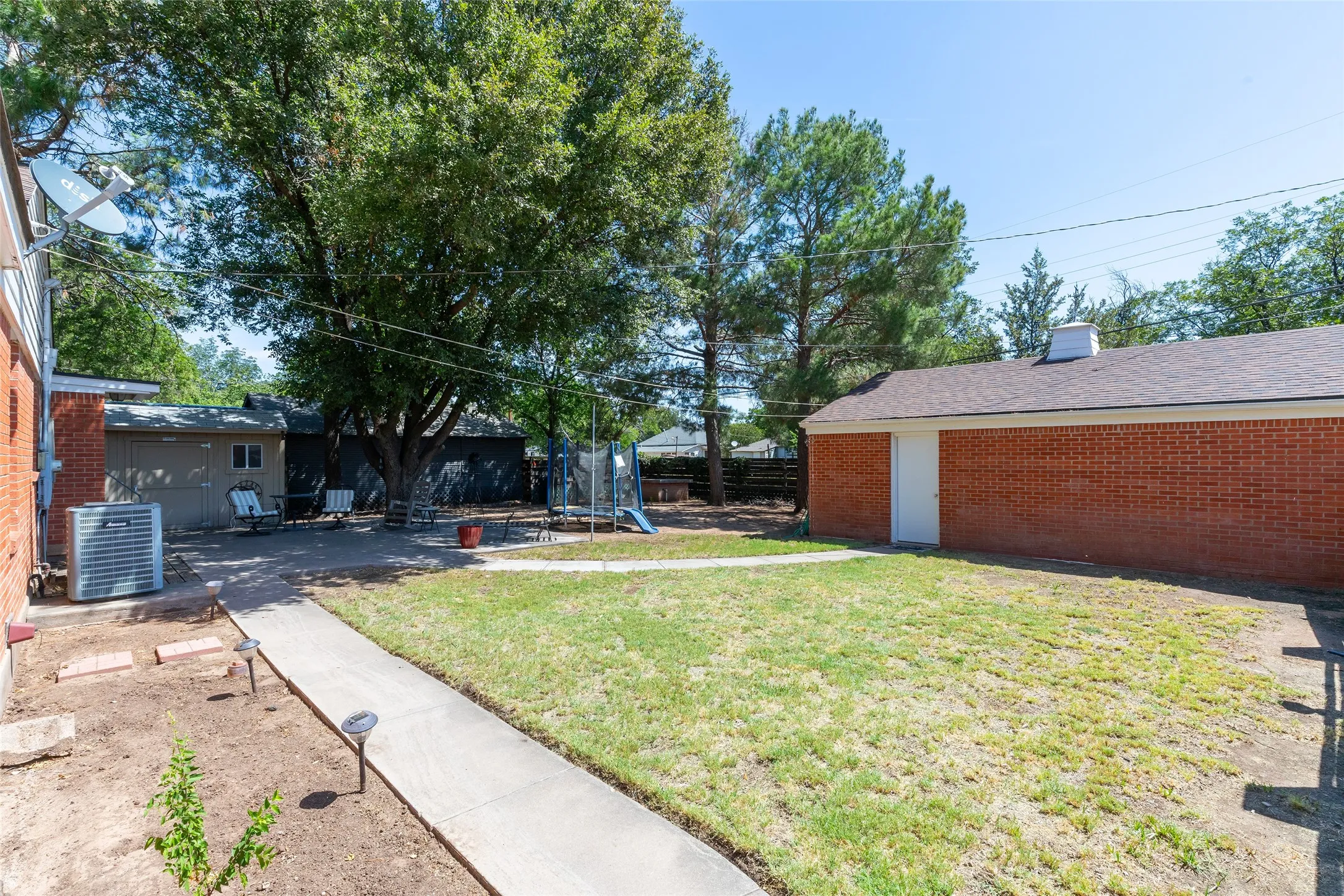 Single Family Residence For Sale in Haskell County , 500 N Avenue H, Haskell, Texas 79521, 3 Bedroom, 2 Bathroom, 1 Garage spaces, 1,768 Sqft, built in 1950, mls#21364348, Real Estate Agent in Haskell, Homes For Sale in Haskell county, Homes For Sale in Haskell, Realtor in Haskell Texas, Real Estate Brokerage Independent Realty Texas, Luminita Cordes Realtor