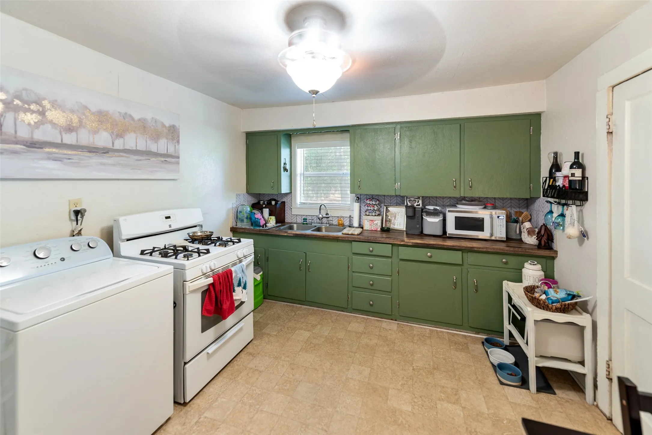 Single Family Residence For Sale in Titus County , 1306 W 10th Street, Mt Pleasant, Texas 75455, 2 Bedroom, 1 Bathroom, Garage spaces, 784 Sqft, built in 1962, mls#21365974, Real Estate Agent in Mt Pleasant, Homes For Sale in Titus county, Homes For Sale in Mt Pleasant, Realtor in Mt Pleasant Texas, Real Estate Brokerage Independent Realty Texas, Luminita Cordes Realtor