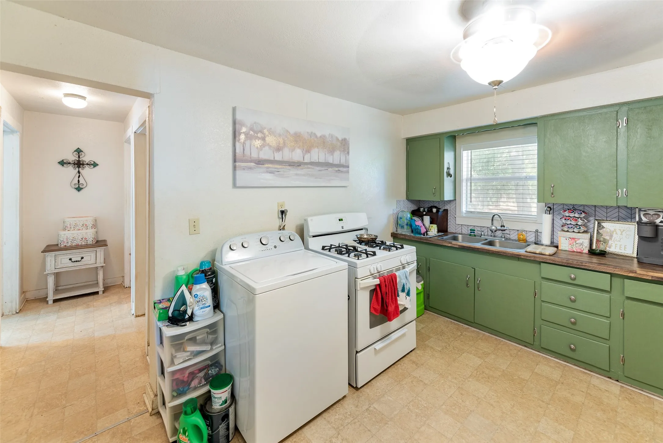 Single Family Residence For Sale in Titus County , 1306 W 10th Street, Mt Pleasant, Texas 75455, 2 Bedroom, 1 Bathroom, Garage spaces, 784 Sqft, built in 1962, mls#21365974, Real Estate Agent in Mt Pleasant, Homes For Sale in Titus county, Homes For Sale in Mt Pleasant, Realtor in Mt Pleasant Texas, Real Estate Brokerage Independent Realty Texas, Luminita Cordes Realtor