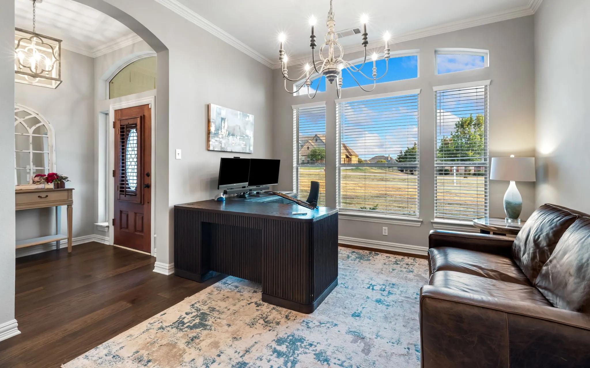 FLEXIBLE SPACE FOR FORMAL DINING OR OFFICE