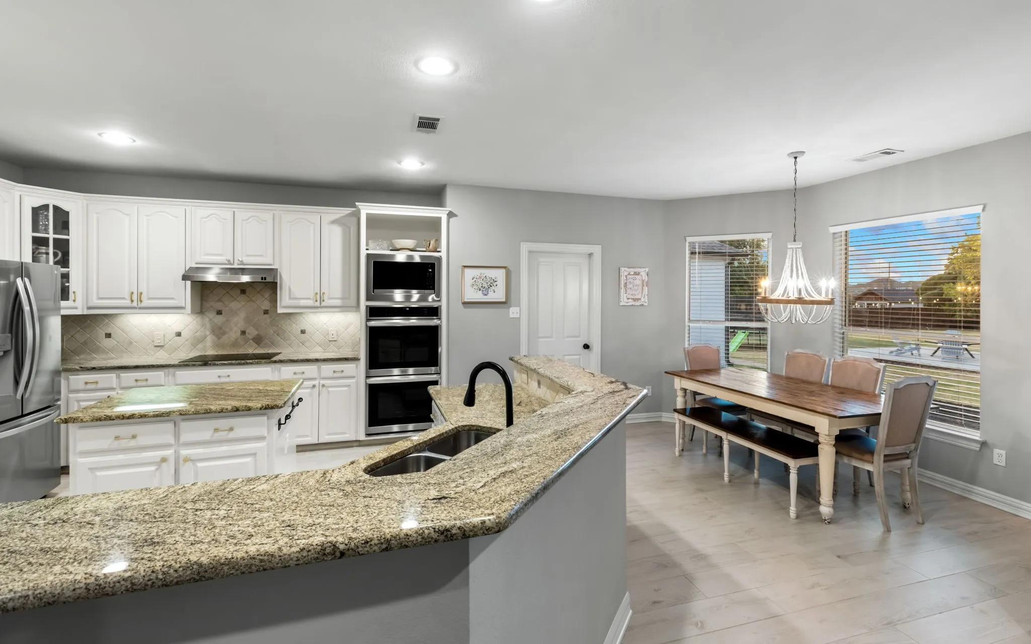 EAT-IN KITCHEN w VIEWS