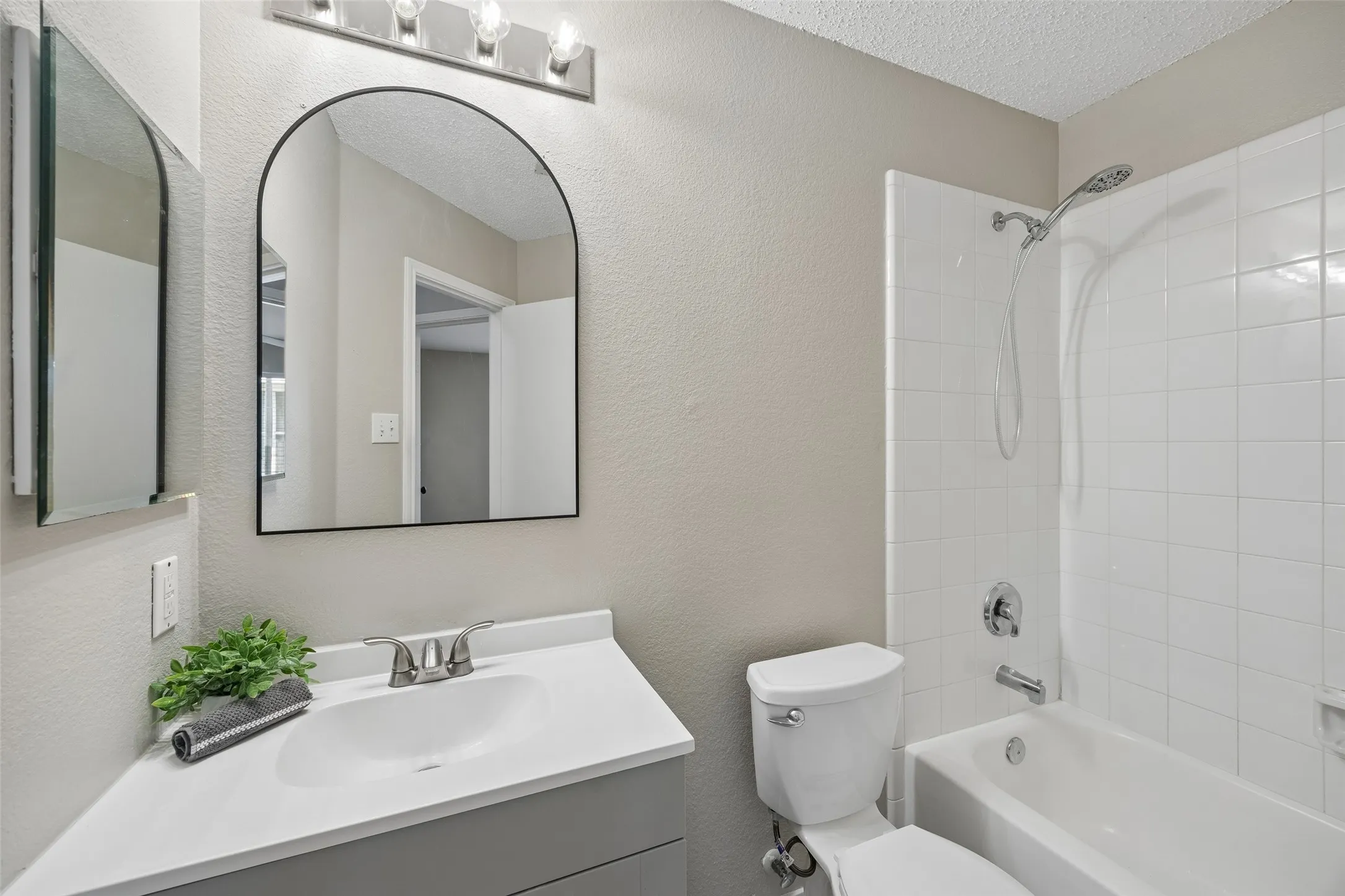 Secondary bath with tub