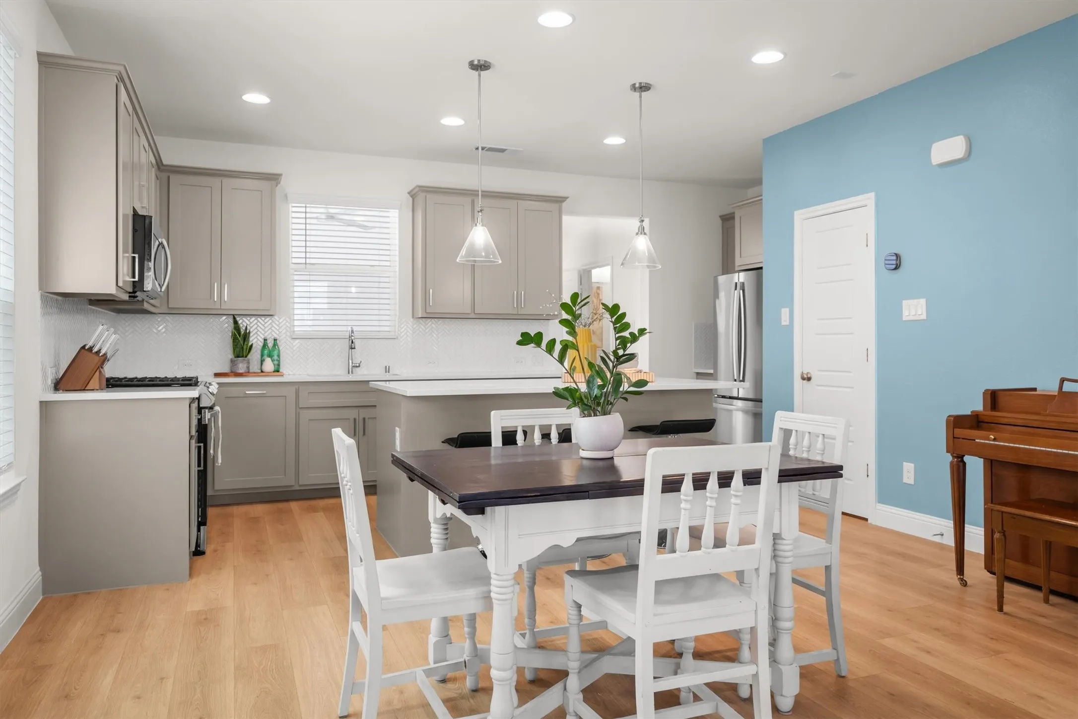 Townhouse For Sale in Tarrant County , 306 Sunset Lane, Fort Worth, Texas 76114, 3 Bedroom, 3 Bathroom, 2 Garage spaces, 1,900 Sqft, built in 2023, mls#21357366, Real Estate Agent in Fort Worth, Homes For Sale in Tarrant county, Homes For Sale in Fort Worth, Realtor in Fort Worth Texas, Real Estate Brokerage Independent Realty Texas, Luminita Cordes Realtor
