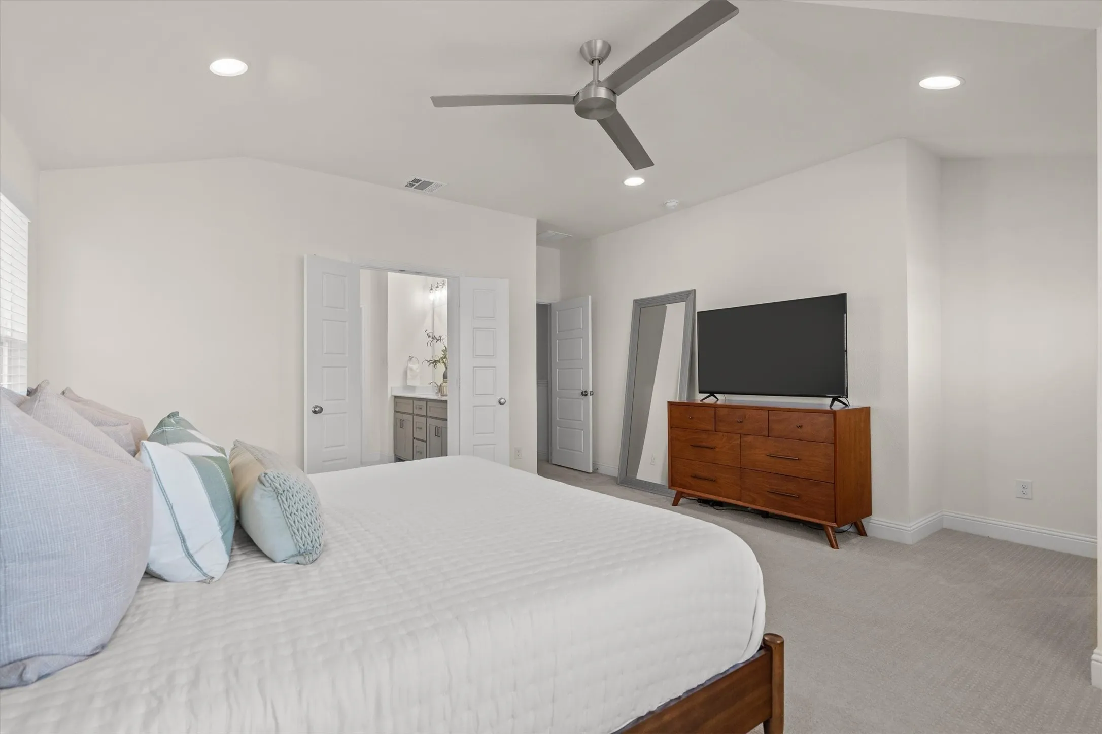 Townhouse For Sale in Tarrant County , 306 Sunset Lane, Fort Worth, Texas 76114, 3 Bedroom, 3 Bathroom, 2 Garage spaces, 1,900 Sqft, built in 2023, mls#21357366, Real Estate Agent in Fort Worth, Homes For Sale in Tarrant county, Homes For Sale in Fort Worth, Realtor in Fort Worth Texas, Real Estate Brokerage Independent Realty Texas, Luminita Cordes Realtor
