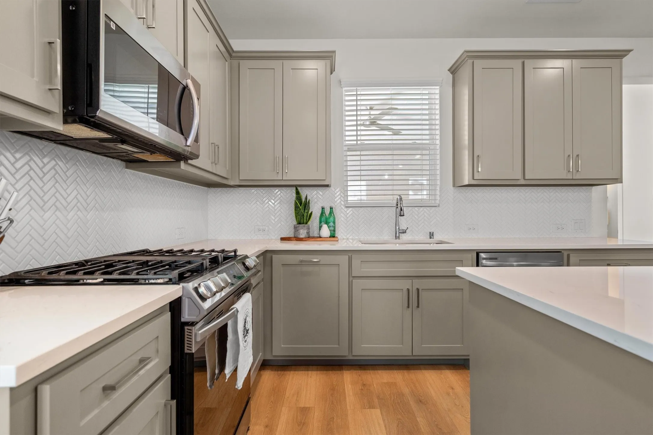 Townhouse For Sale in Tarrant County , 306 Sunset Lane, Fort Worth, Texas 76114, 3 Bedroom, 3 Bathroom, 2 Garage spaces, 1,900 Sqft, built in 2023, mls#21357366, Real Estate Agent in Fort Worth, Homes For Sale in Tarrant county, Homes For Sale in Fort Worth, Realtor in Fort Worth Texas, Real Estate Brokerage Independent Realty Texas, Luminita Cordes Realtor