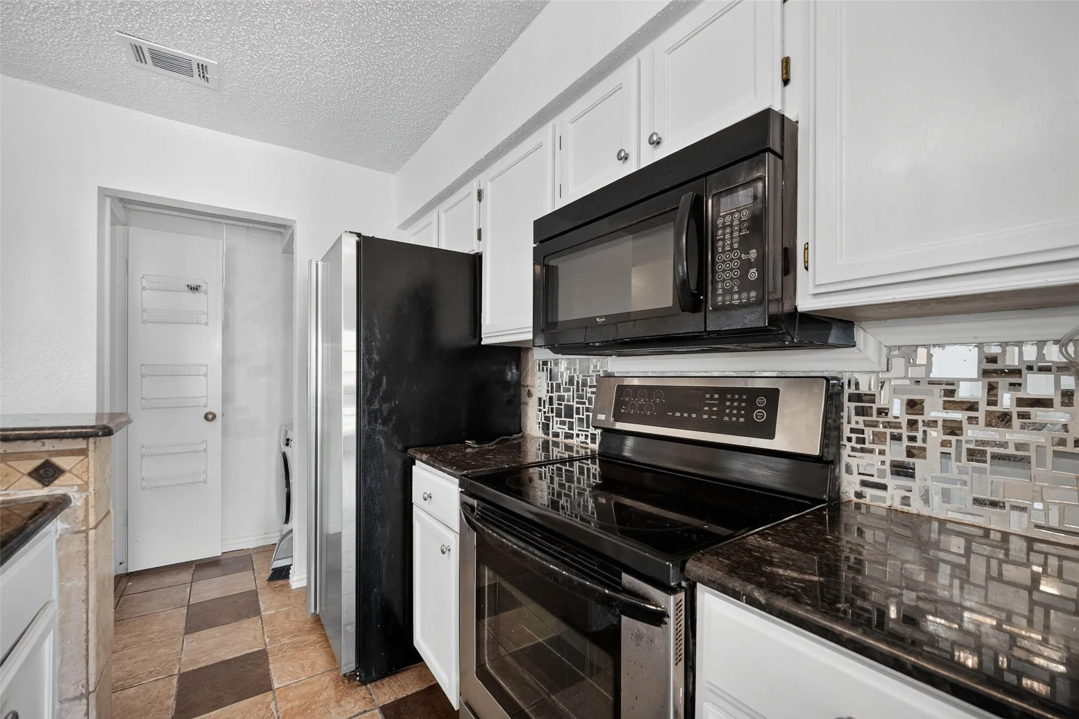 Condominium For Sale in Dallas County , 3404 Country Club Drive W 264, Irving, Texas 75038, 2 Bedroom, 1 Bathroom, Garage spaces, 1,000 Sqft, built in 1984, mls#21365163, Real Estate Agent in Irving, Homes For Sale in Dallas county, Homes For Sale in Irving, Realtor in Irving Texas, Real Estate Brokerage Independent Realty Texas, Luminita Cordes Realtor