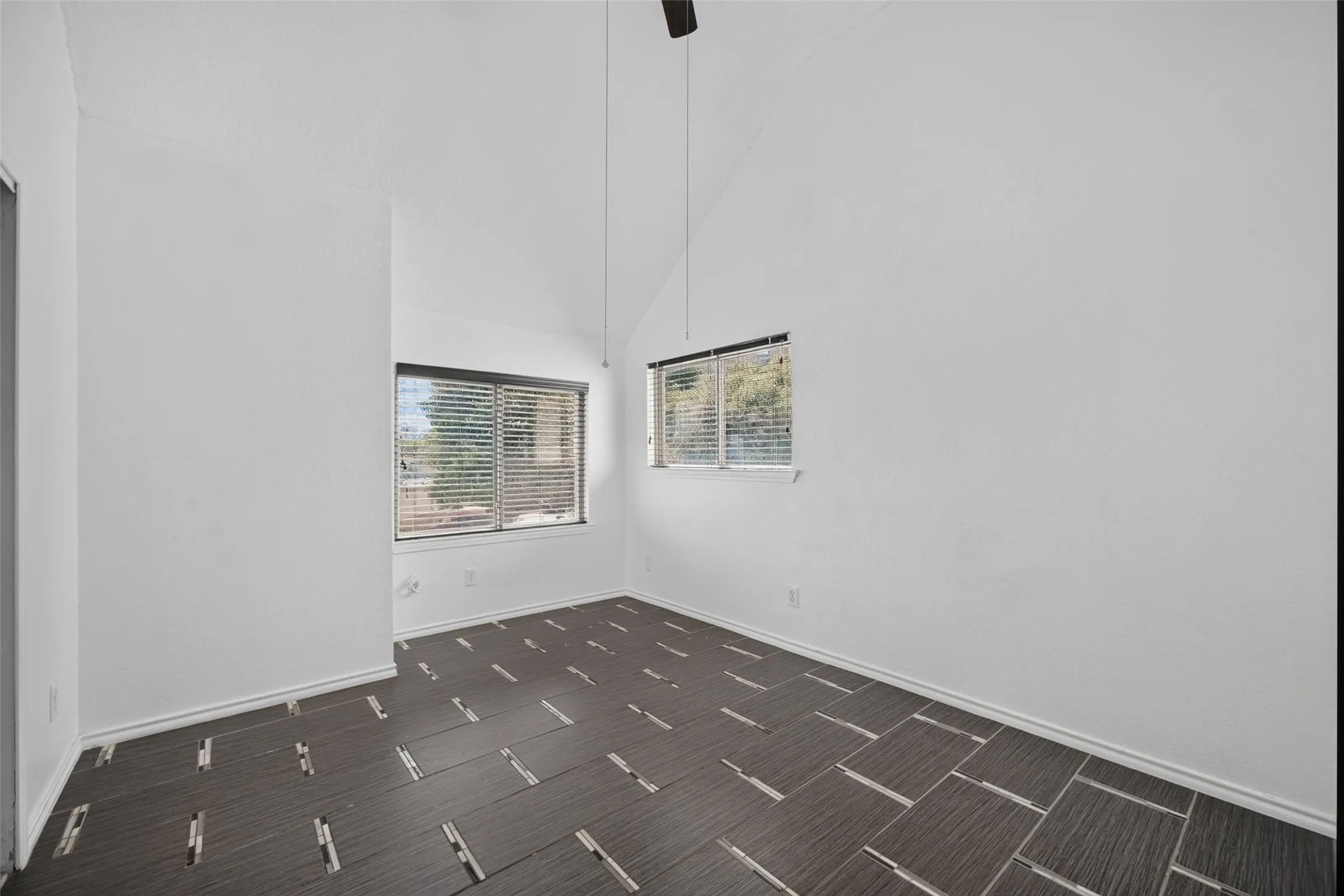 Condominium For Sale in Dallas County , 3404 Country Club Drive W 264, Irving, Texas 75038, 2 Bedroom, 1 Bathroom, Garage spaces, 1,000 Sqft, built in 1984, mls#21365163, Real Estate Agent in Irving, Homes For Sale in Dallas county, Homes For Sale in Irving, Realtor in Irving Texas, Real Estate Brokerage Independent Realty Texas, Luminita Cordes Realtor